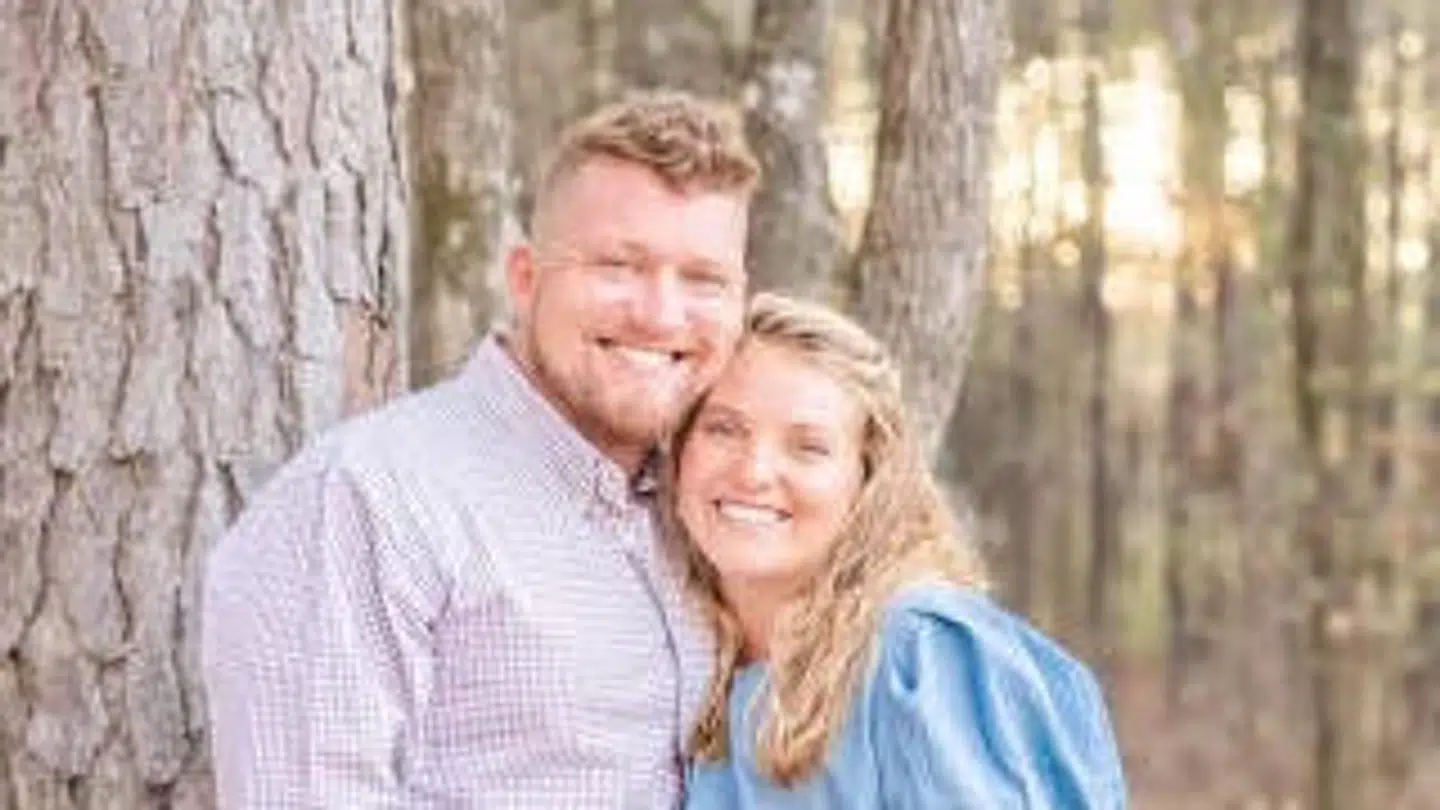 Danske Kasper har siden 2013 gjort alt for at opbygge en tilværelse i USA med sin amerikanske kone Savannah. Parret har fire børn sammen ny baby på vej. Nu har han i halvanden måned været indespærret på grund af en 10 år gammel papirfejl som følge af Trumps hårde linje over for immigranter.