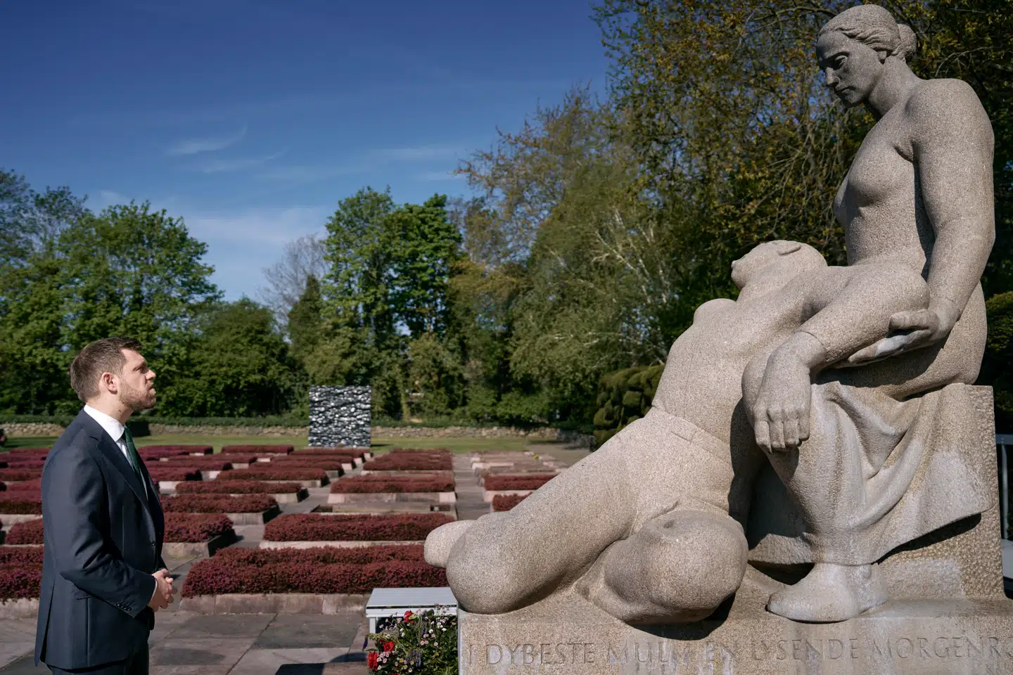 »Flere begynder at indse, at det er utilstrækkeligt i længden blot at lade sig nære gennem tro på demokrati og velfærd, eftersom kampen i dette liv også altid er eksistentiel,« skriver Sørine Gotfredsen. Her ses kirkeminister Morten Dahlin i Mindelunden.