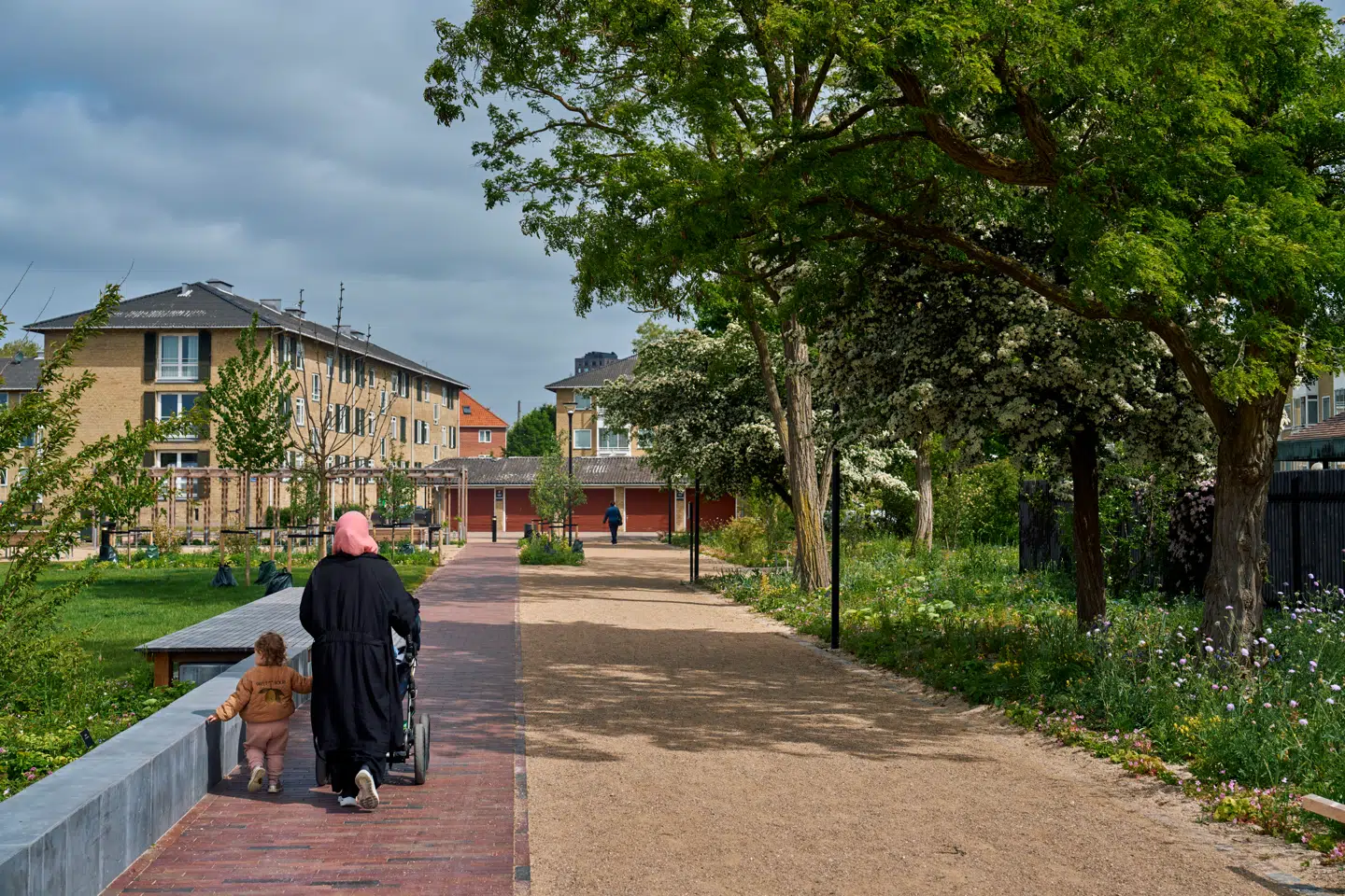 En stor græsplæne, siddekanter og en »rød løber« af tegl er de mest markante elementer i det nye byrum.