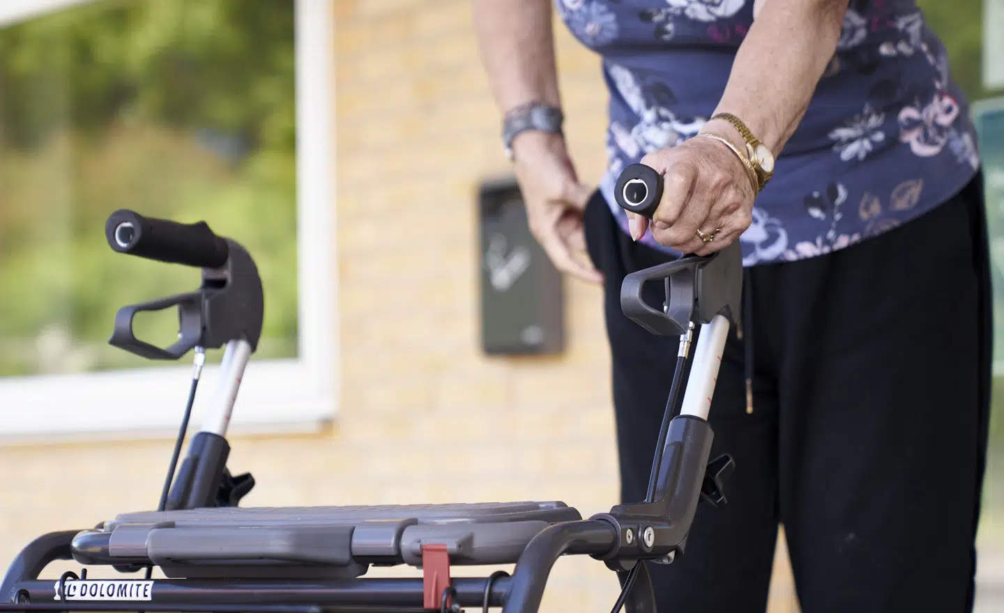 En 85-årig kvinde gik i februar til svensk kommune. Hendes hjemmehjælper havde voldtaget hende, sagde hun. Kommunen ignorerede anklagerne og lod ham fortsætte. I går blev han tiltalt for sexmisbrug af foreløbigt tre ældre klienter i hjemmeplejen i Umeå. Billedet er et modelfoto.