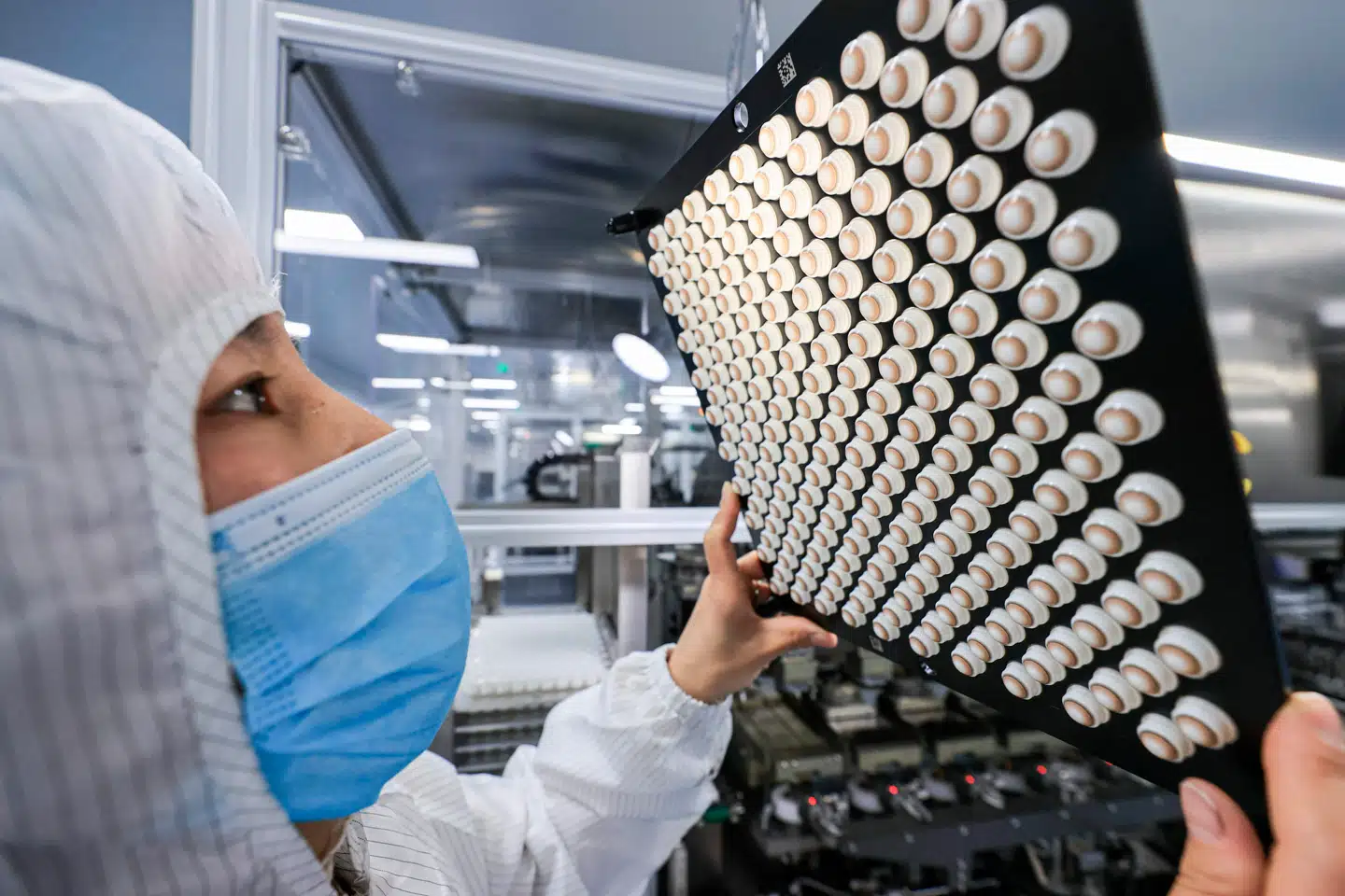 Kinesiske hjerneforskere har opfundet en ny kontaktlinse, der gør det muligt at se infrarødt lys selv med lukkede øjne. Arkivfoto: AFP/Ritzau Scanpix