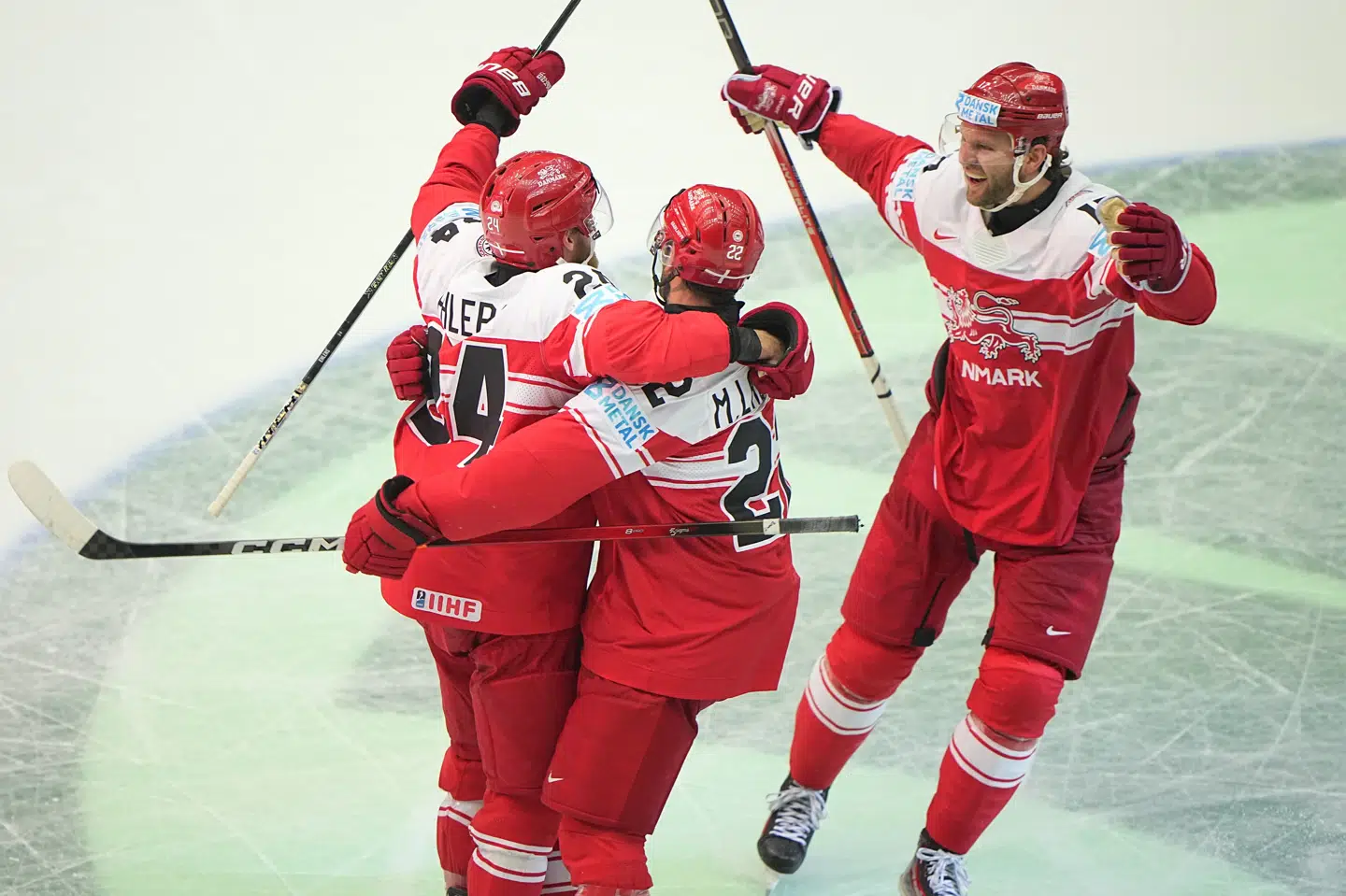 De danske spillere sendte Boxen i ekstase med to sene scoringer, som sikrede en sensationel sejr over stormagten Canada.