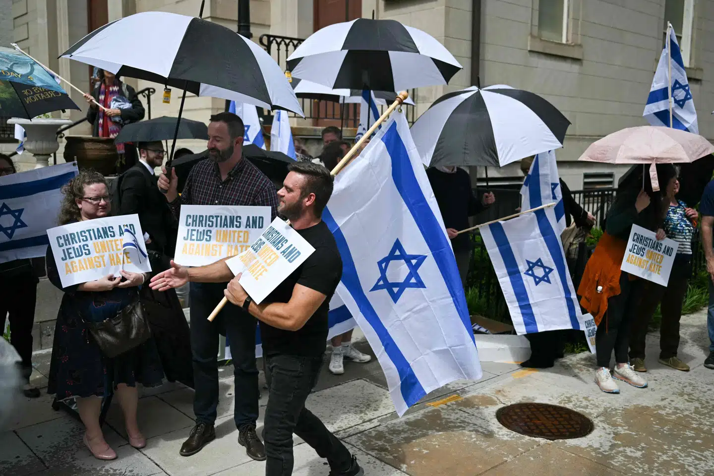 Mennesker med skilte og flag er torsdag mødt op foran Capital Jewish Museum i Washington D.C. Onsdag blev to personer skudt og dræbt foran museet.