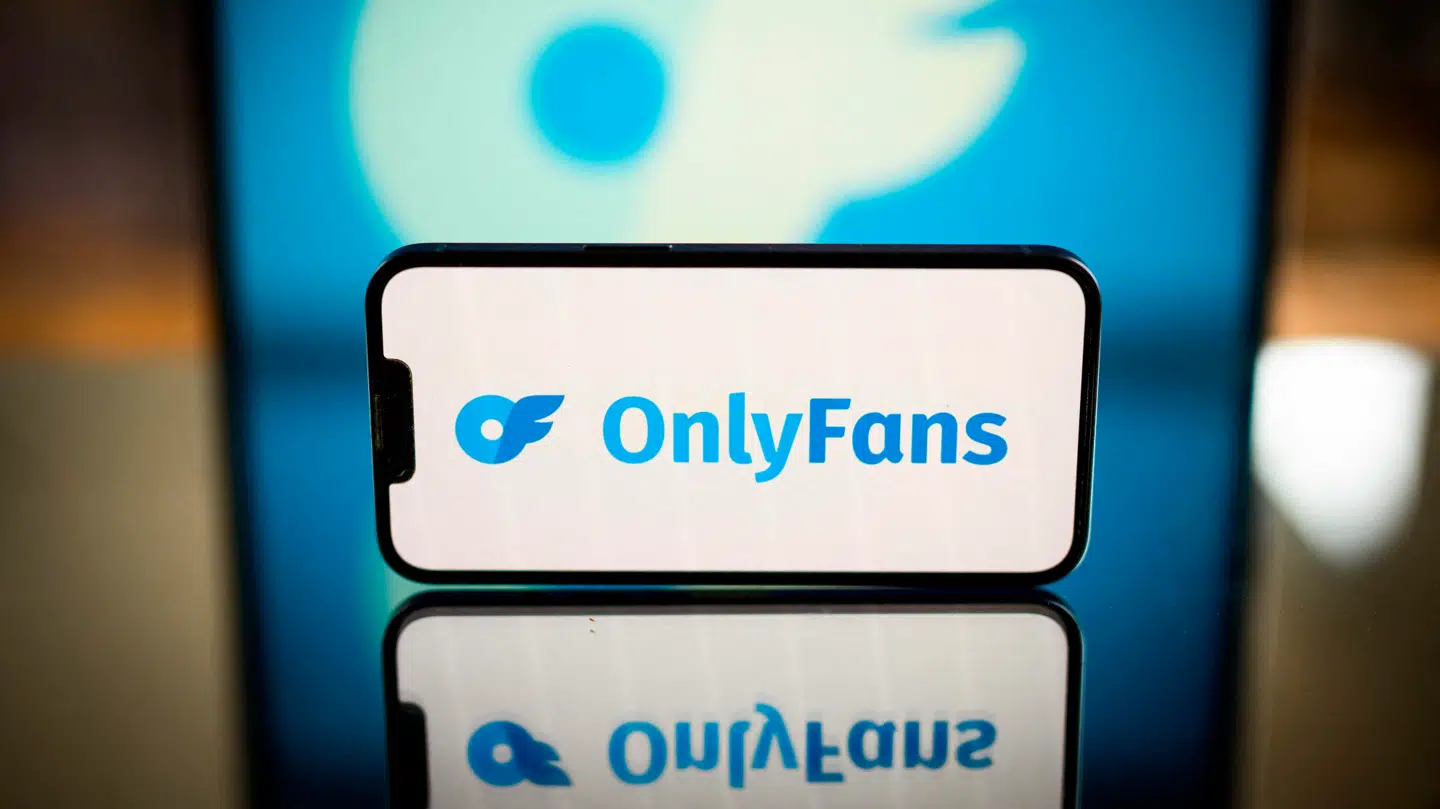 Kosmetikgiganten L’Oréal har hyret en model hos Onlyfans, der er en online porno-platform.