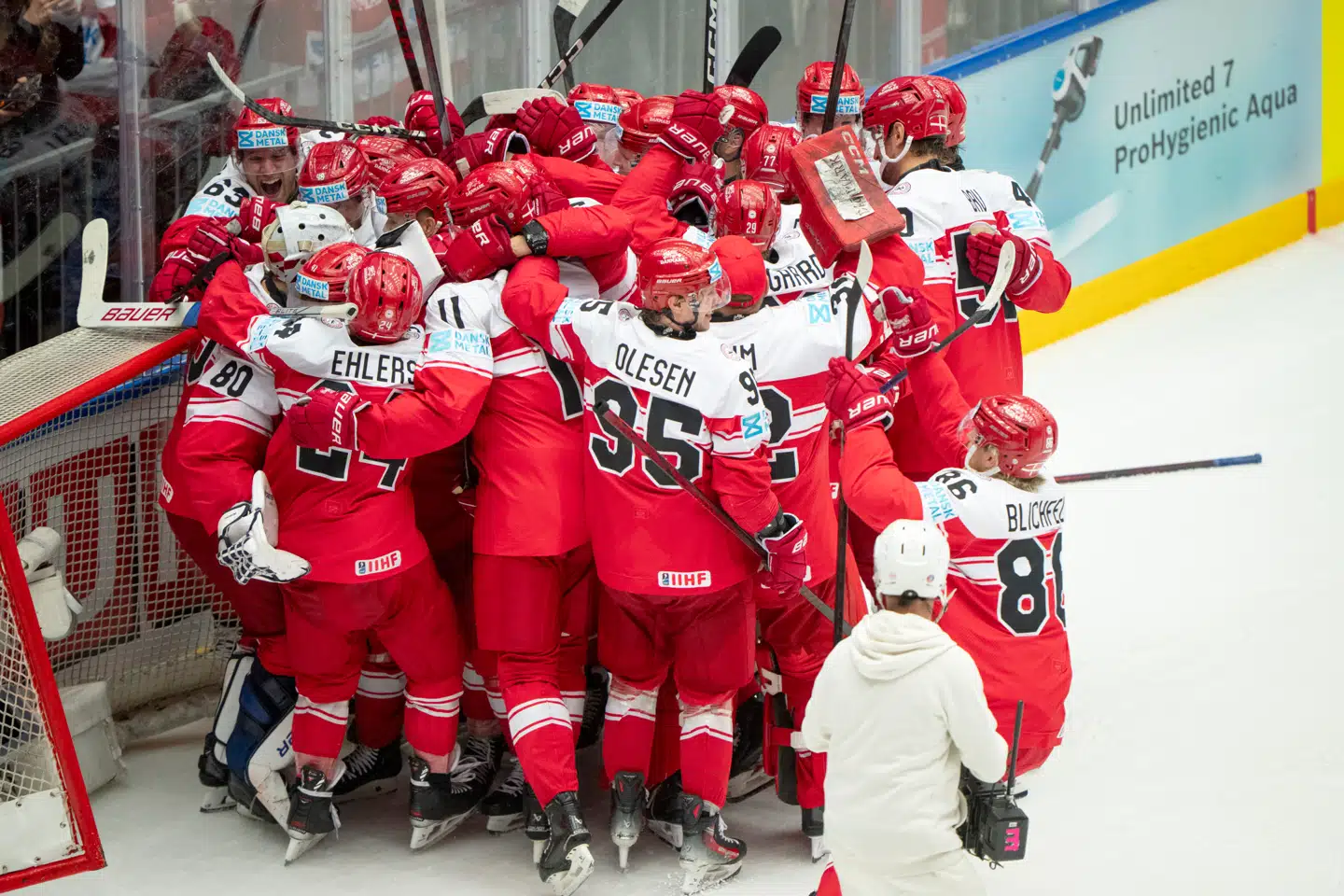 Danmark deler værtskabet med Sverige. De resterende kampe skal alle spilles i den svenske hovedstad, Stockholm.