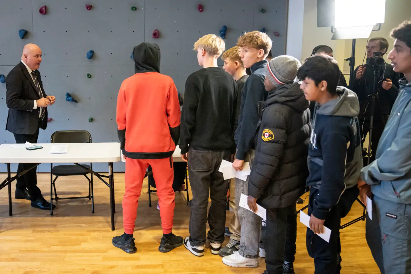 Folketingets formand, Søren Gade, vil ikke lade spørgsmålet om Palæstina som en selvstændig stat være en del af næste års skolevalg, fordi han mener, at emnet er for »sprængfyldt«. Her ses Gade under det seneste skolevalg i 2024 på Nørrebro Park Skole.