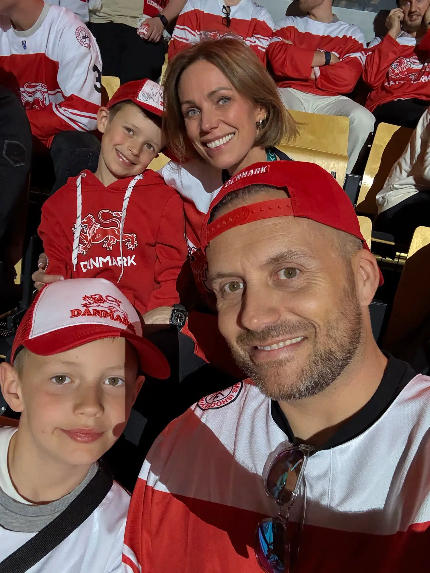 Lisbeth Østergaard med sin familie til VM i ishockey.