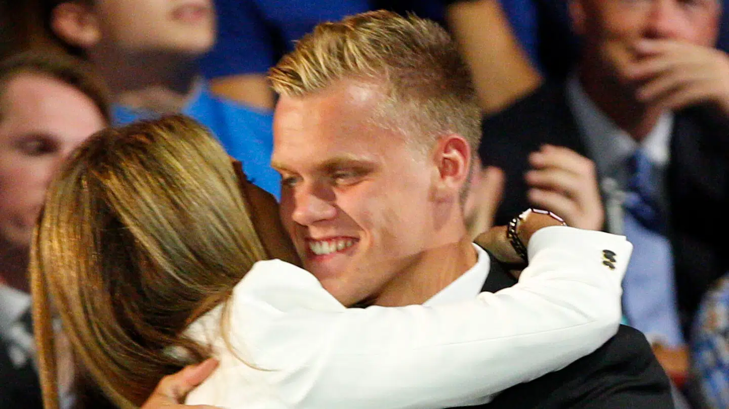 Nikolaj Ehlers med mor Tina, da han blev draftet til NHL i 2014.