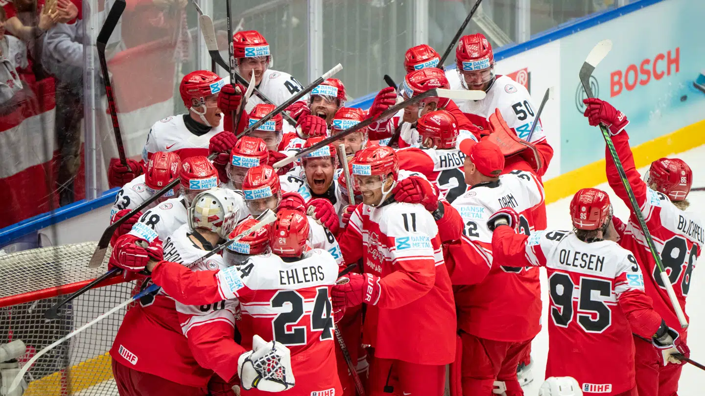 Her ses de danske spillere juble efter sejren på 2-1 over stormagten Canada i kvartfinalen ved VM i Ishockey.