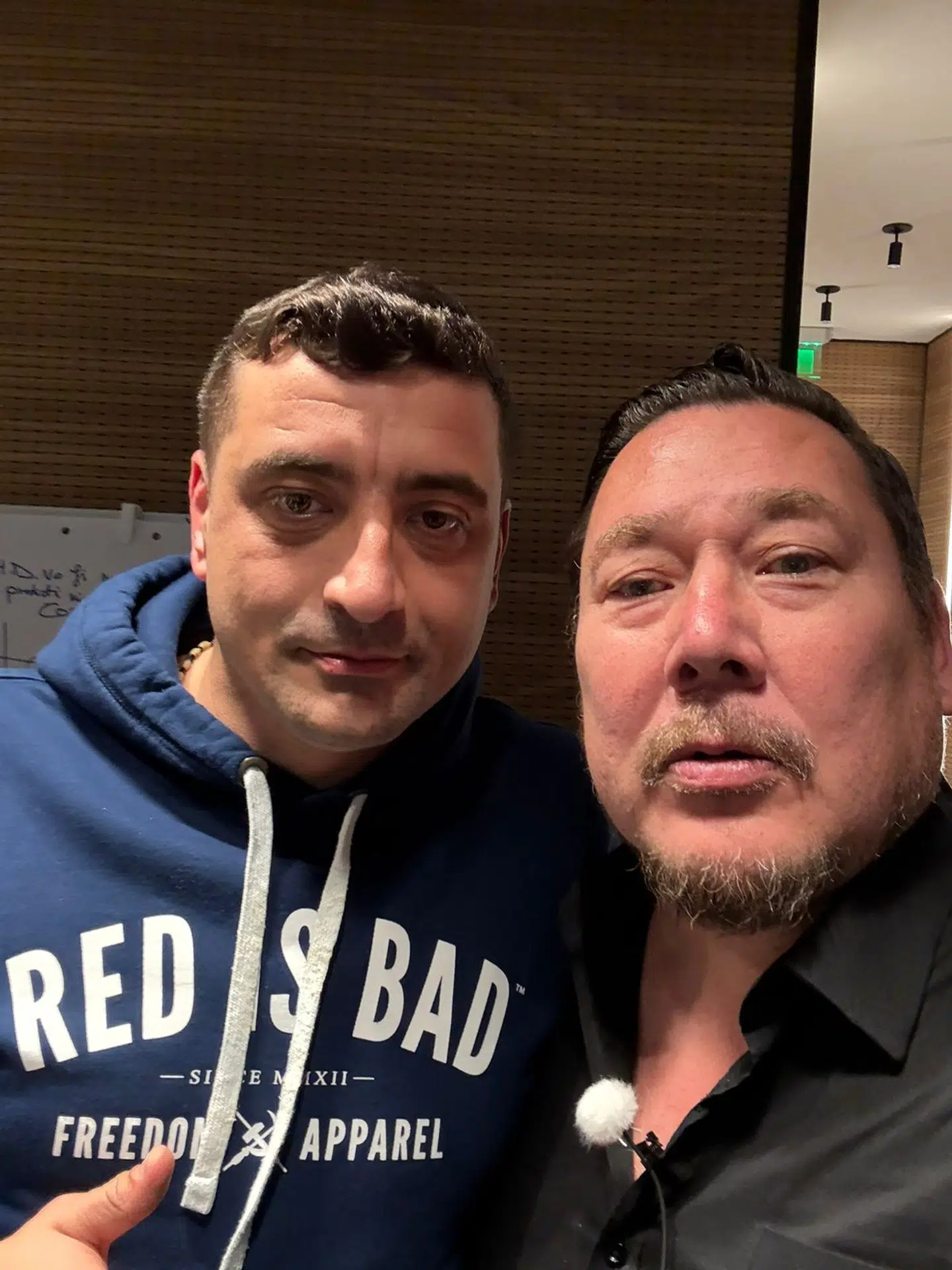 George Simion, partileder af Alliance for the Union of Romanians (tv.) og Jørgen Boassen, grønlandsk murer og Trump-støtte.