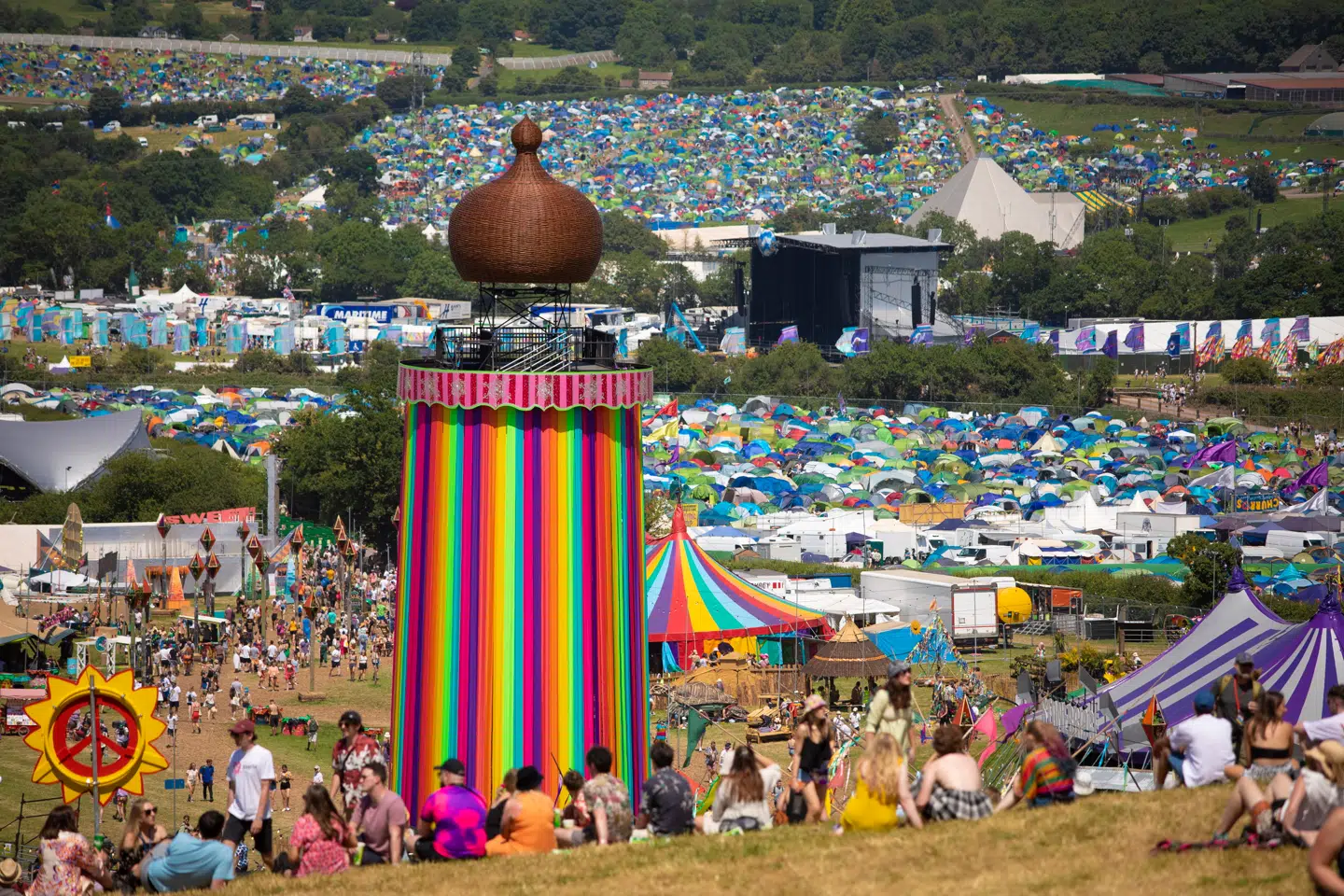 De berørte gæster har betalt op mod 150.000 danske kroner hver, og de penge står de nu til at miste, ligesom de ikke alligevel vil kunne komme ind på den famøse Glastonbury Festival.