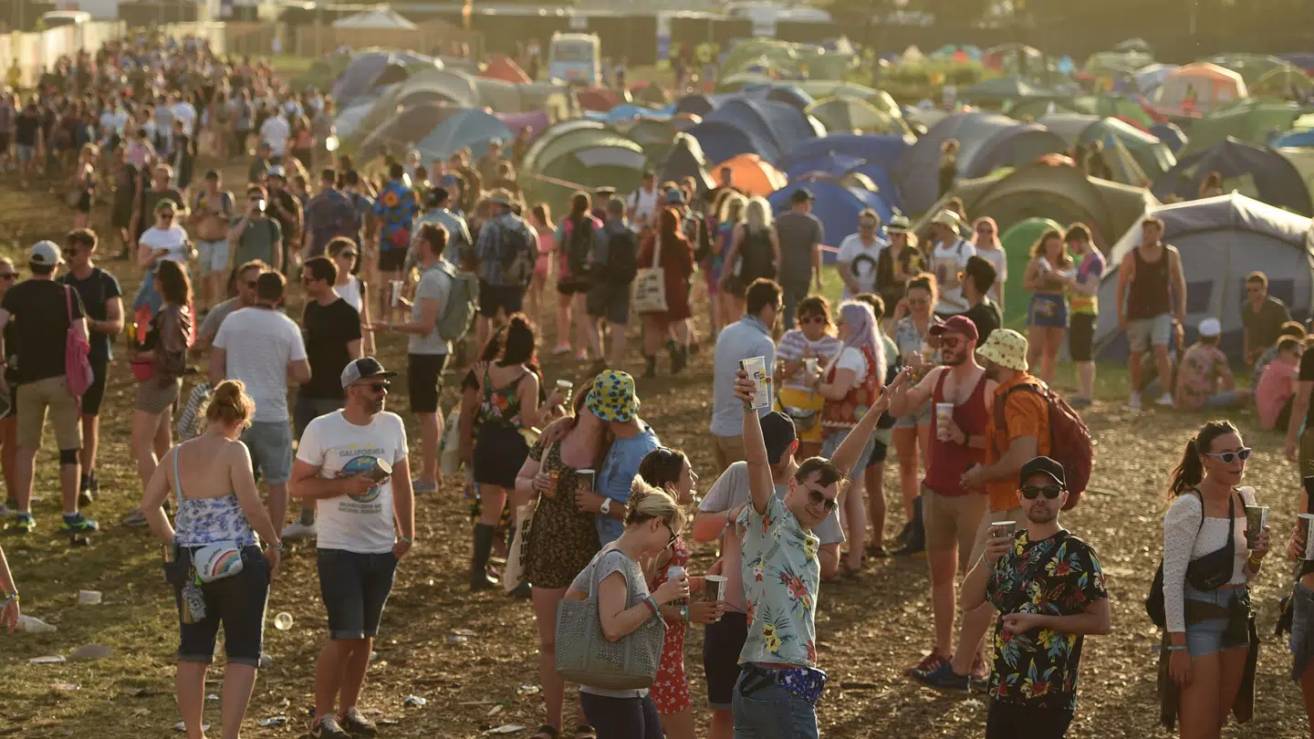 Revellers attend the Glastonbury Festival of Music and Performing Arts on Worthy Farm near the village of Pilton in Somerset, South West England, on June 27, 2019. (Photo by Oli SCARFF / AFP)