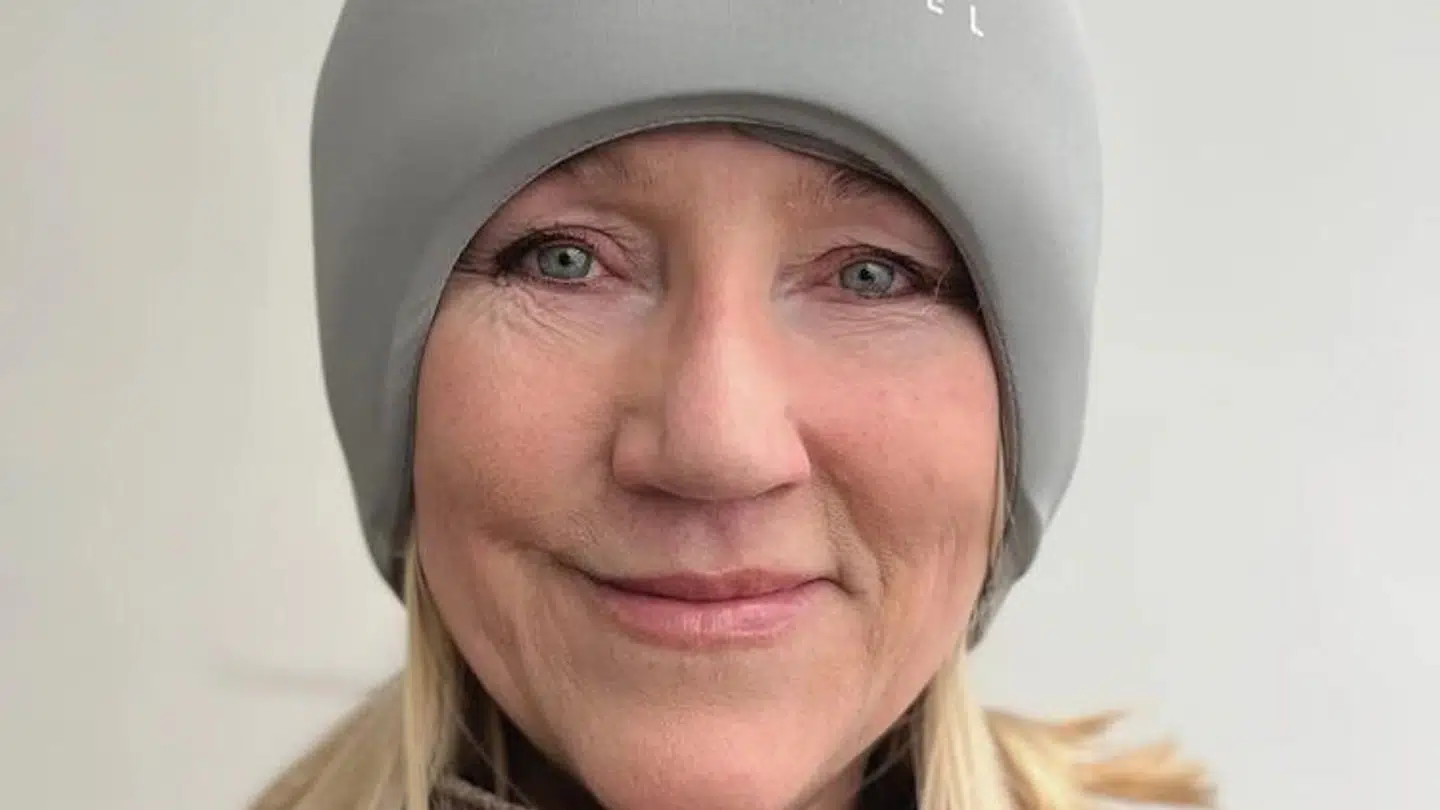 Anette Paisol fra firmaet Rapunzel udlejer mobile kølehætter til kemopatienter, der gerne vil beholde deres hår.