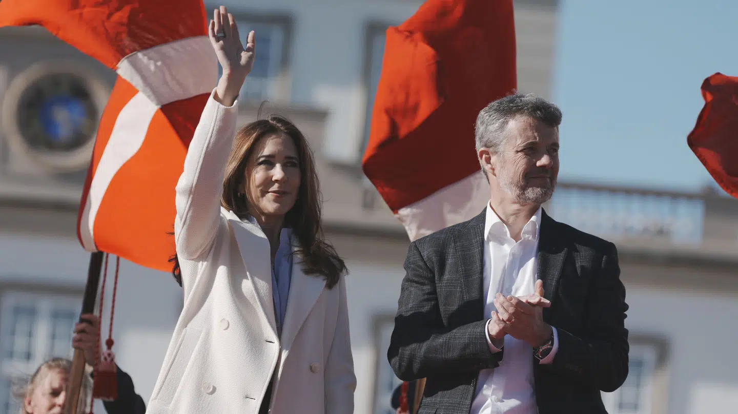 Kongeparret rykkede i starten af maj 2025 ind i Kancellihuset ved Fredensborg Slot, som de næste mange måneder skal være deres hjem. Her bød de lokale velkommen med flag og sang.