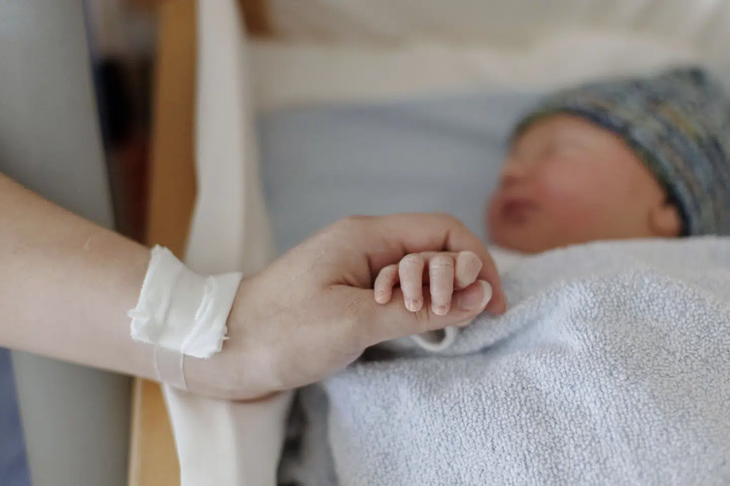 Forældre, der har fået barn ved hjælp af surrogat, har siden 1. januar haft ret til dagpenge og fravær efter barnets fødsel. Nu sikrer ny aftale, at begge forældre får løn, hvis de er ansat i regionerne. (Arkivfoto).
