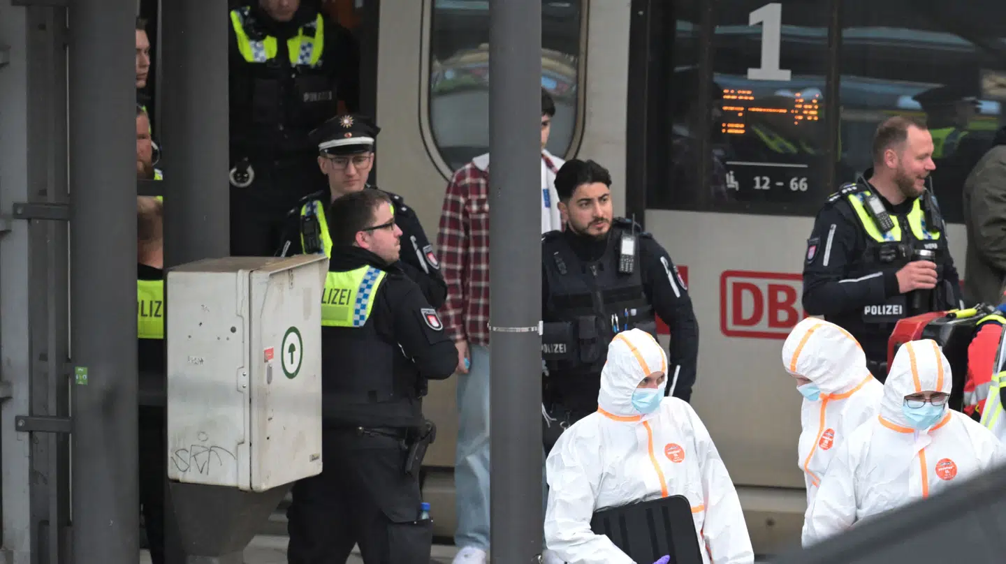Police officers and forensic experts work at Hamburg's main train station, after several people were injured in a knife attack, in Hamburg, Germany, May 23, 2025. REUTERS/Fabian Bimmer