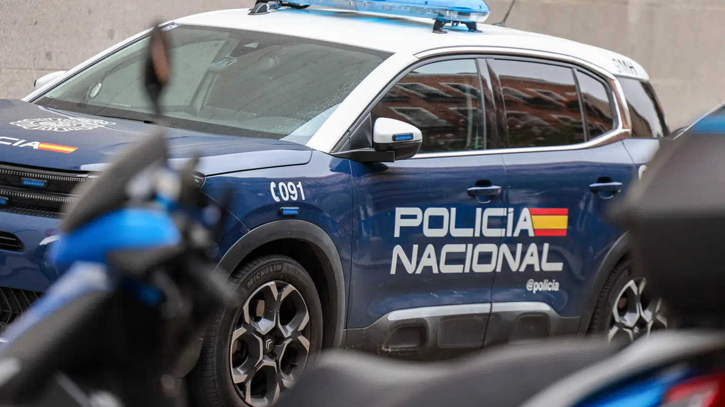 Politiet fortæller, at ligene er voldsomt skadet.