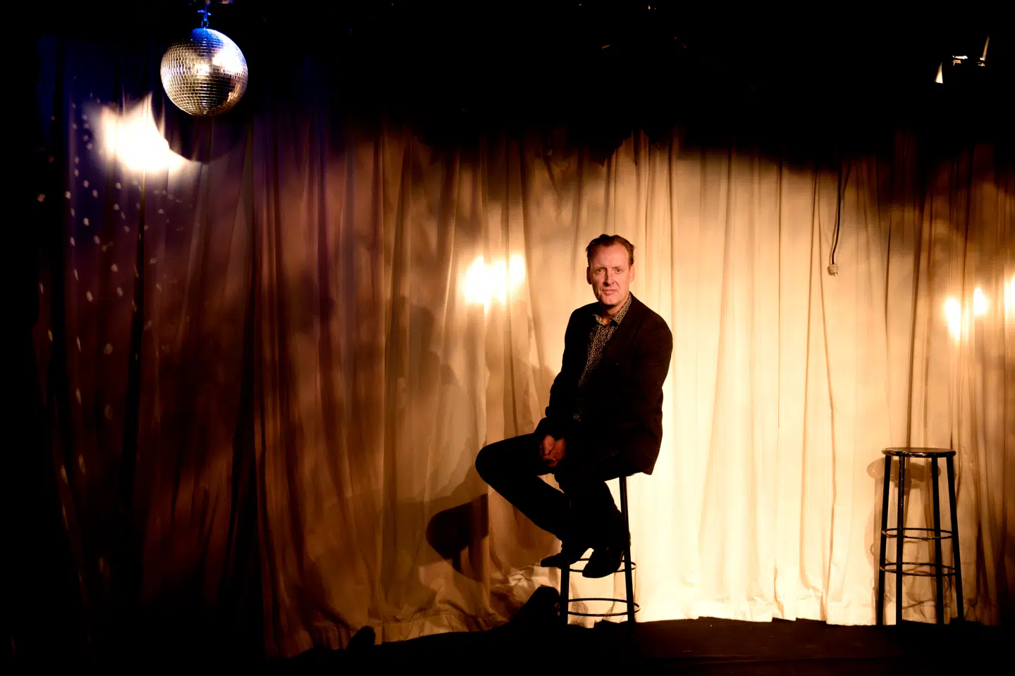 Skuespiller og revystjerne Jacob Morild er teaterdirektør på Cafe Liva – og far til dj Emil Lange.