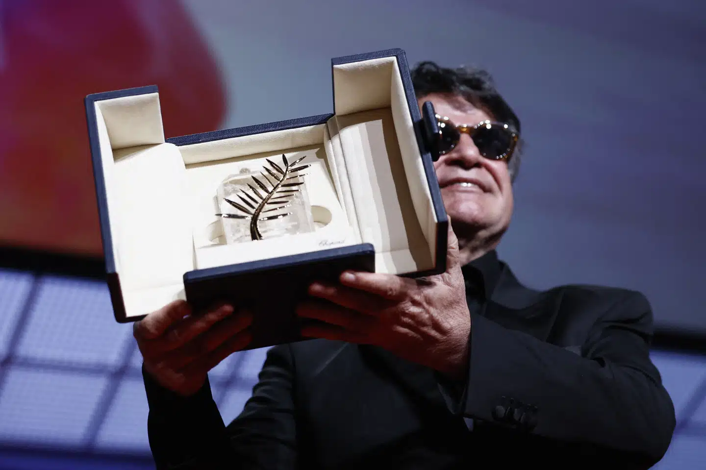 Den iranske instruktør Jafar Panahi har flere gange været fængslet i hjemlandet, ligesom hans film har måttet smugles ud af Iran. Lørdag vinder han Guldpalmen.