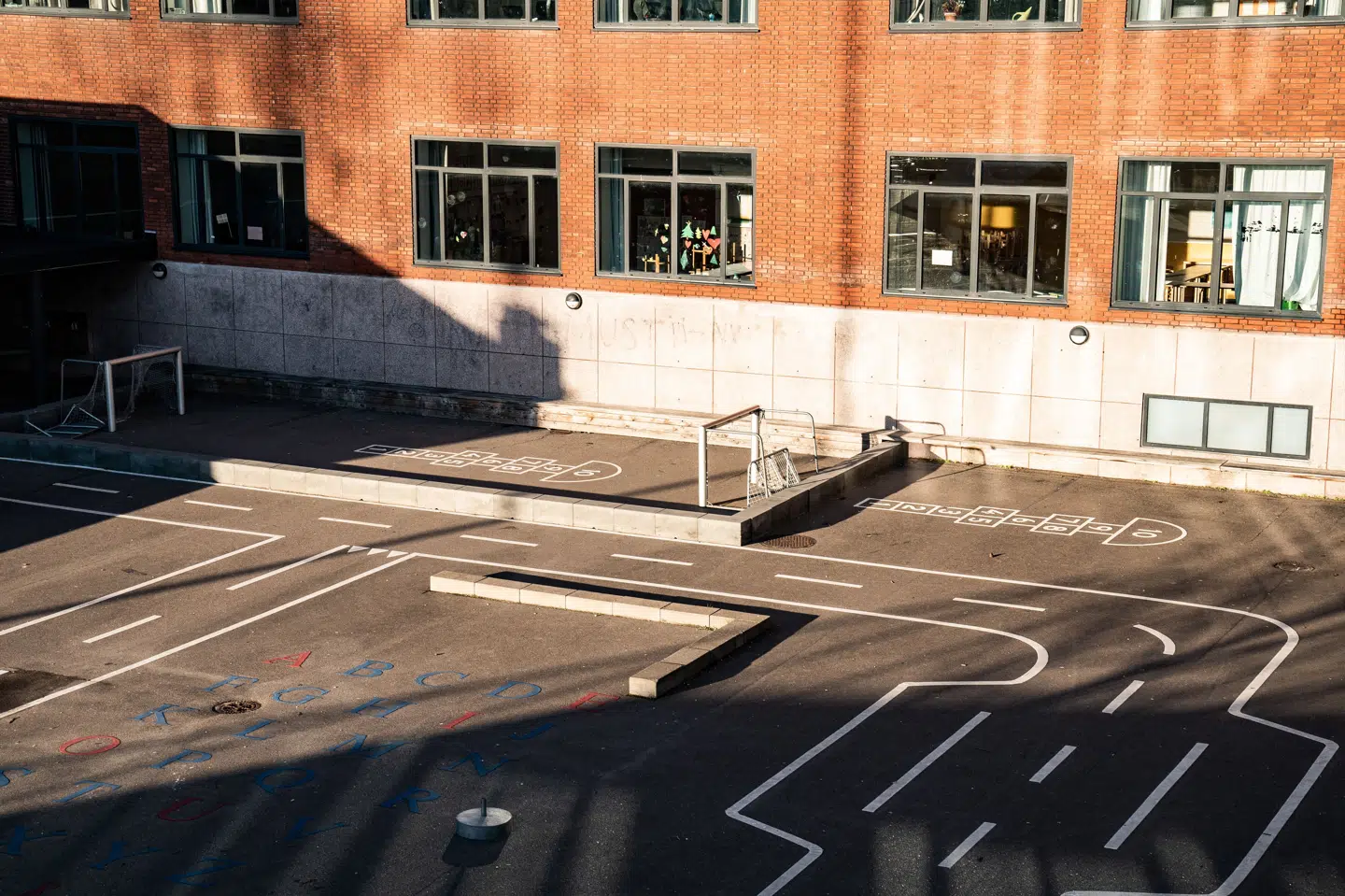 Regeringen vil gerne indføre et forbud imod mobiltelefoner på skoler. Men forslaget kommer ikke inden næste skoleår, skriver Jyllands-Posten. (Arkivfoto).