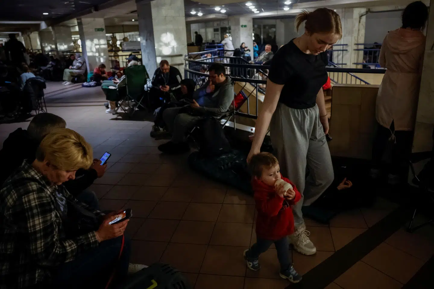 Folk i Ukraines hovedstad, Kyiv, har i nat søgt tilflugt i beskyttelsesrum og på metrostationer under et russisk luftangreb. Det er anden nat i træk, at den ukrainske hovedstad er under angreb.