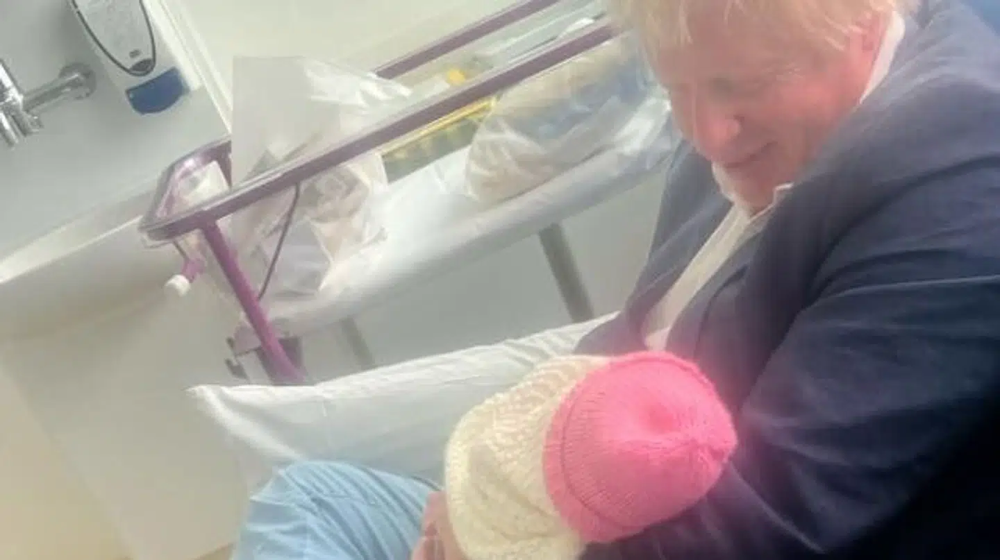 Det er Boris Johnsons hustru, Carrie Johnson, der har delt den glædelige nyhed sammen med en række billeder af den lille ny.