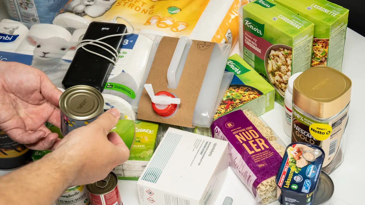 Beredskabsmyndighederne anbefaler blandt andet, at man har konserves, en powerbank, og vanddunk på lager.