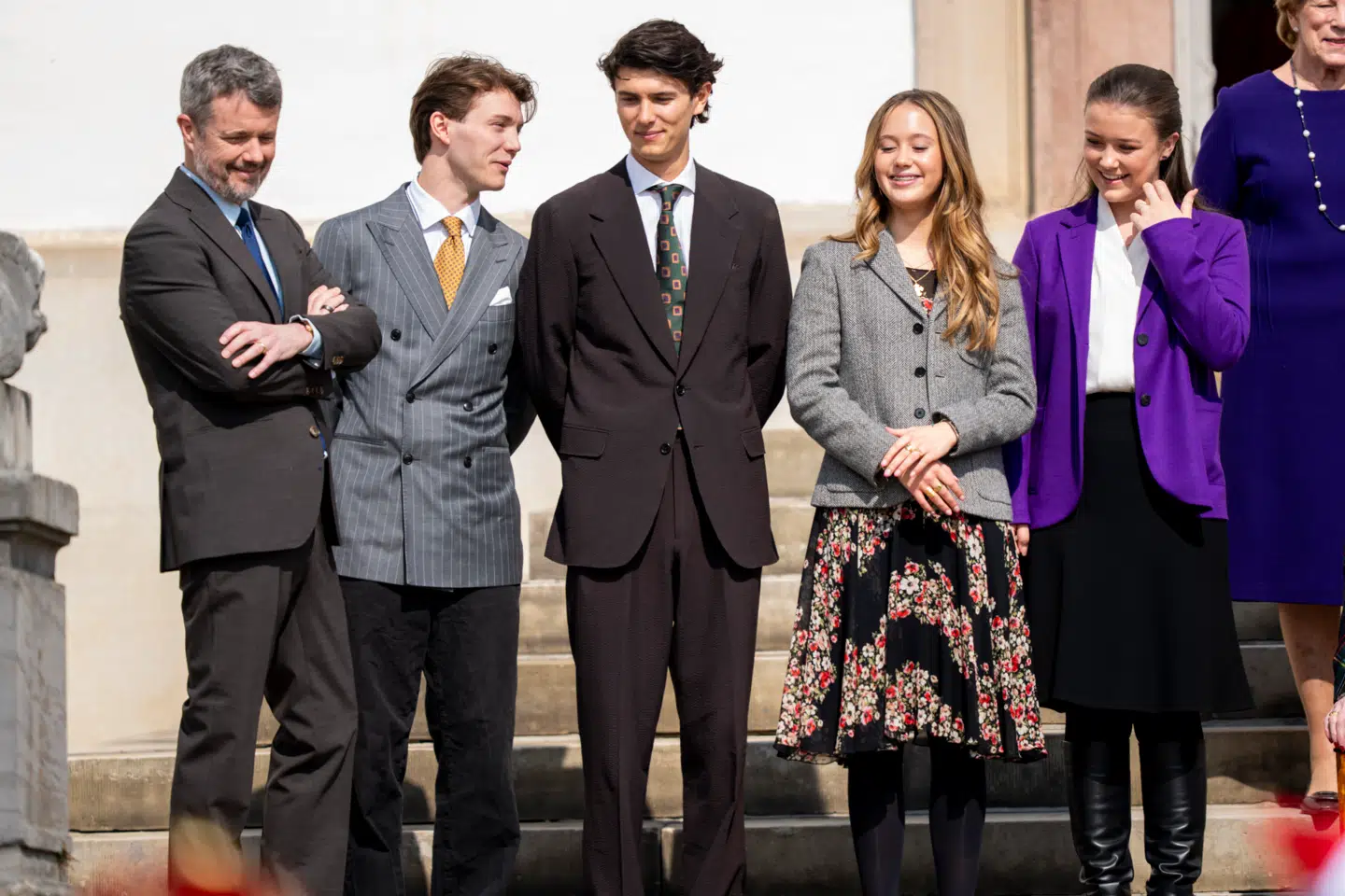 Her ses Kong Frederik, grev Felix, grev Nikolai, prinsesse Josephine og prinsesse Isabella ved fejringen af dronning Margrethes 85-års fødselsdag på Fredensborg Slot den 16. april.