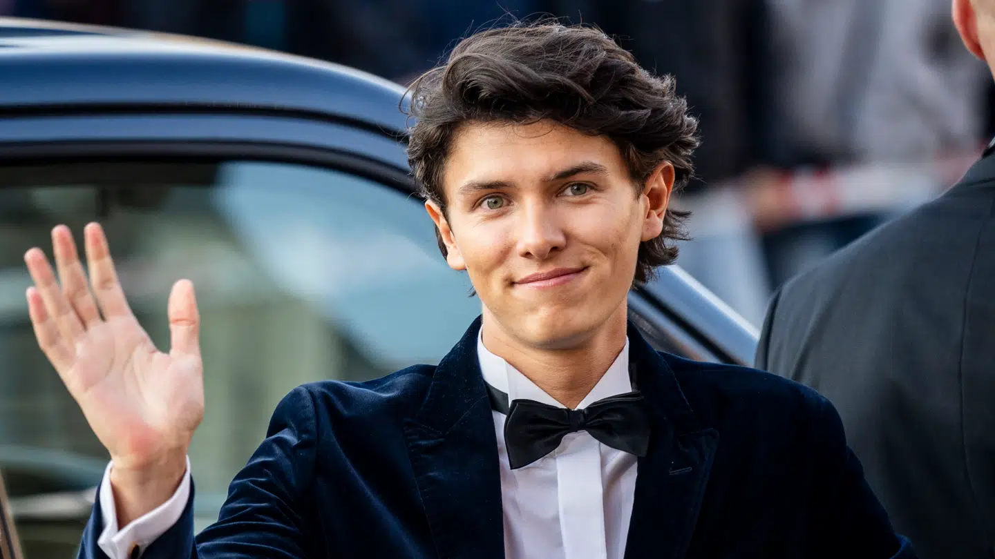 Her ses grev Nikolai ankomme til prinsesse Isabellas 18-års fødselsdagsfejring på Det Kongelige Teater i København den 15. april.