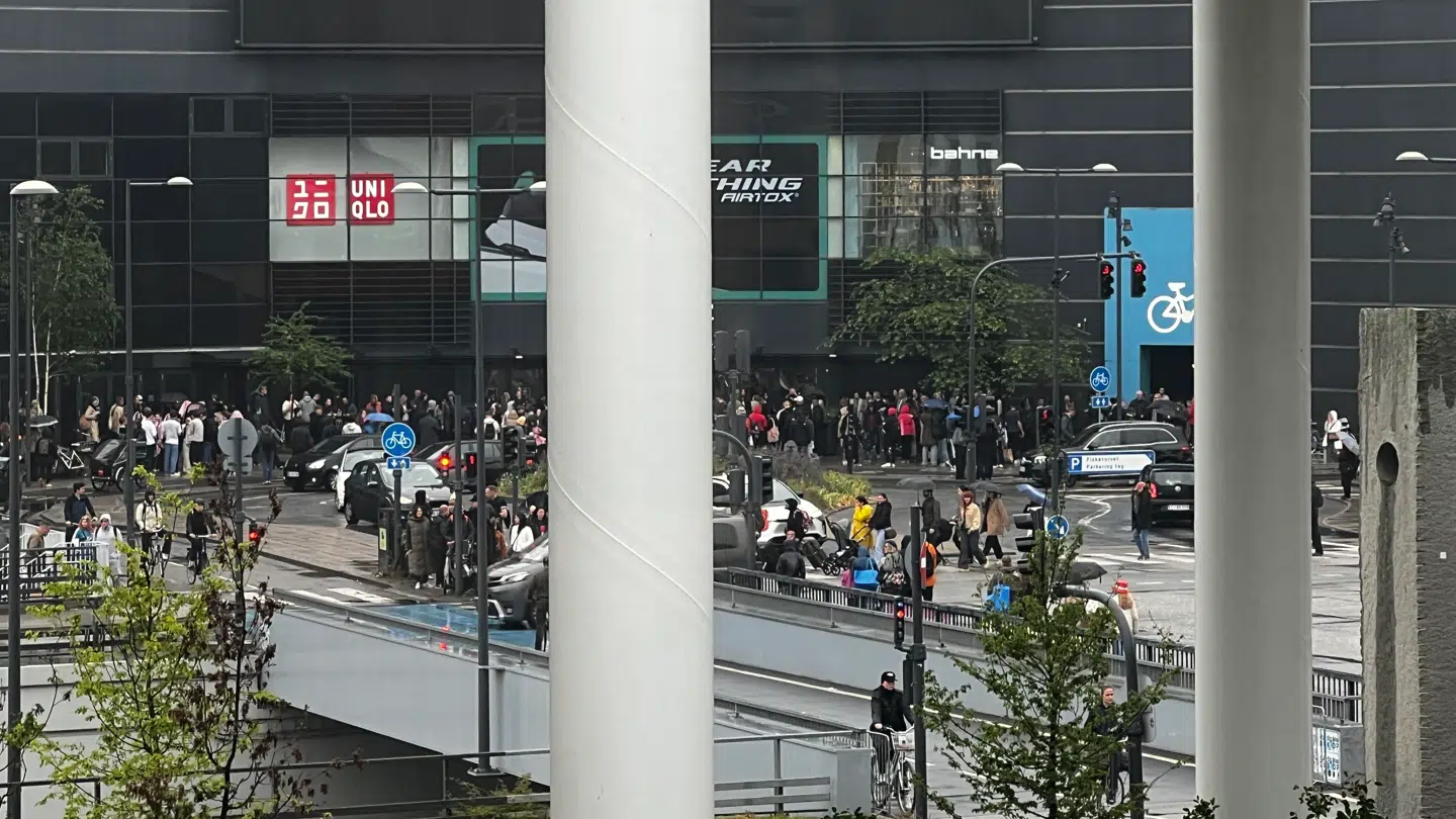 Folk skal forlade centeret.