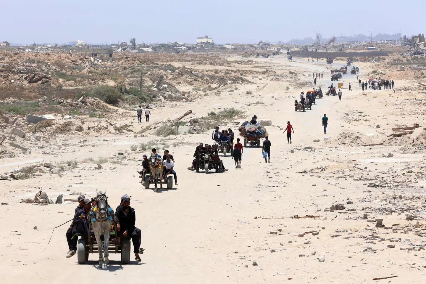 Palæstinensere flygter søndag fra det nordlige Gaza mod syd, mens Israel angriber flere områder.