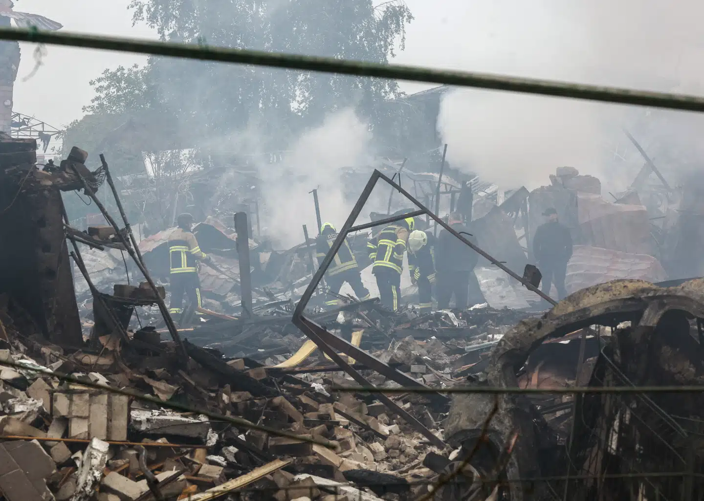 Ukraine blev ramt af knap 300 angrebsdroner og 70 missiler natten til søndag ifølge ukrainske myndigheder. Mindst 12 personer blev dræbt. Her er vi i et boligområde i en lille by uden for Kyiv.