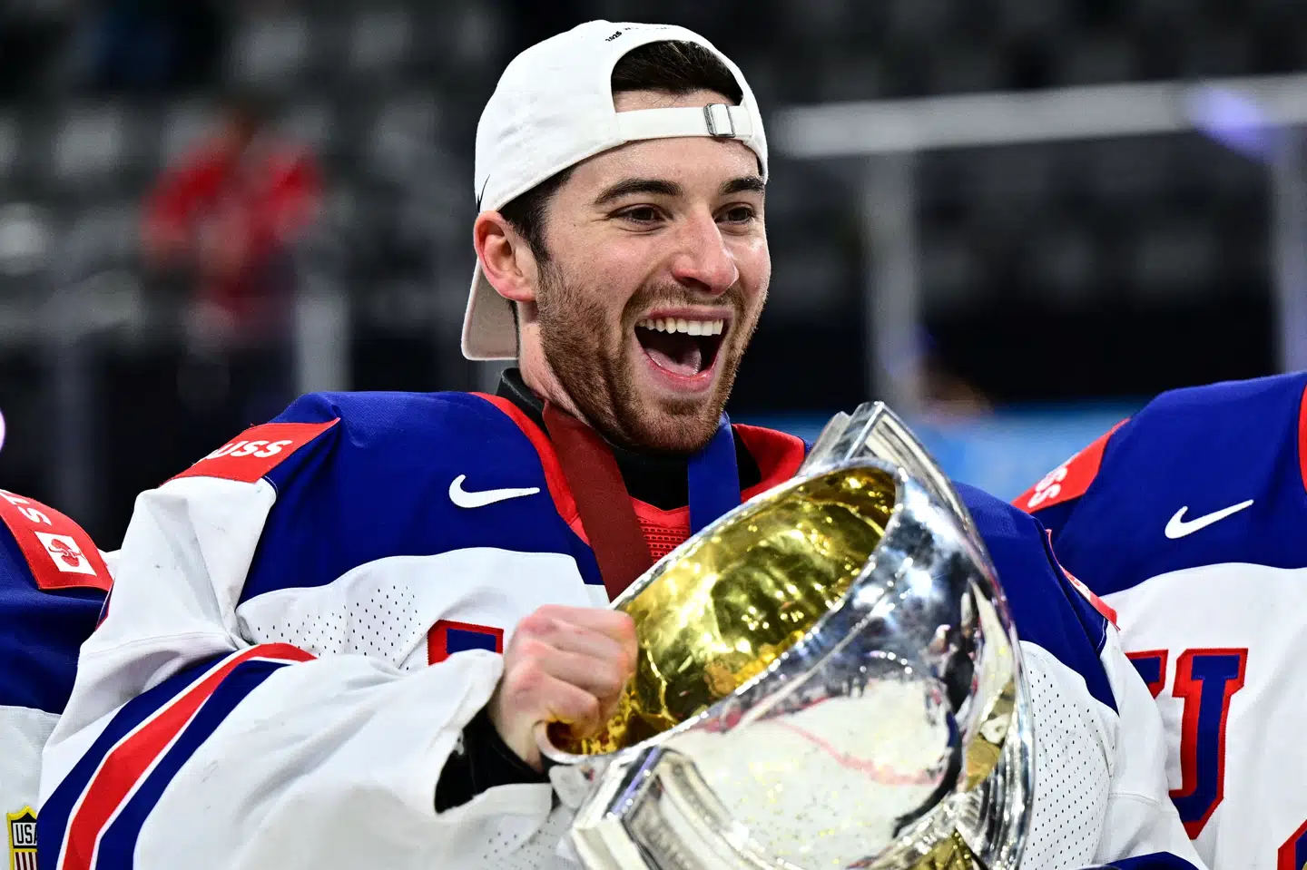 USA's ishockeykeeper Jeremy Swayman jubler, efter at landet er verdensmestre i ishockey for første gang siden 1933.