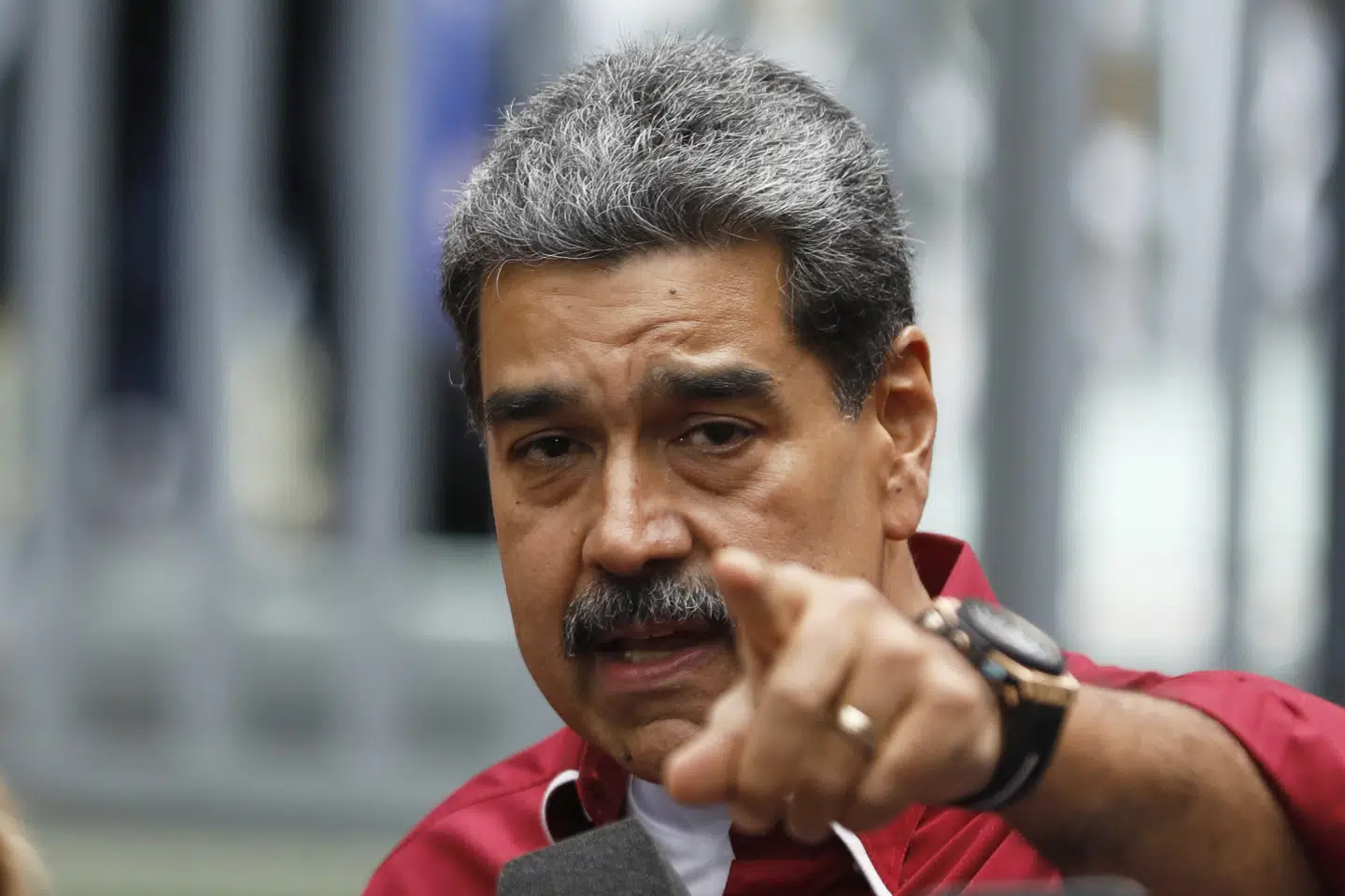 Venezuelas præsident, Nicolas Maduro, svarer på spørgsmål fra journalister efter at have afgivet sin stemme ved parlamentsvalget søndag i hovedstaden, Caracas.