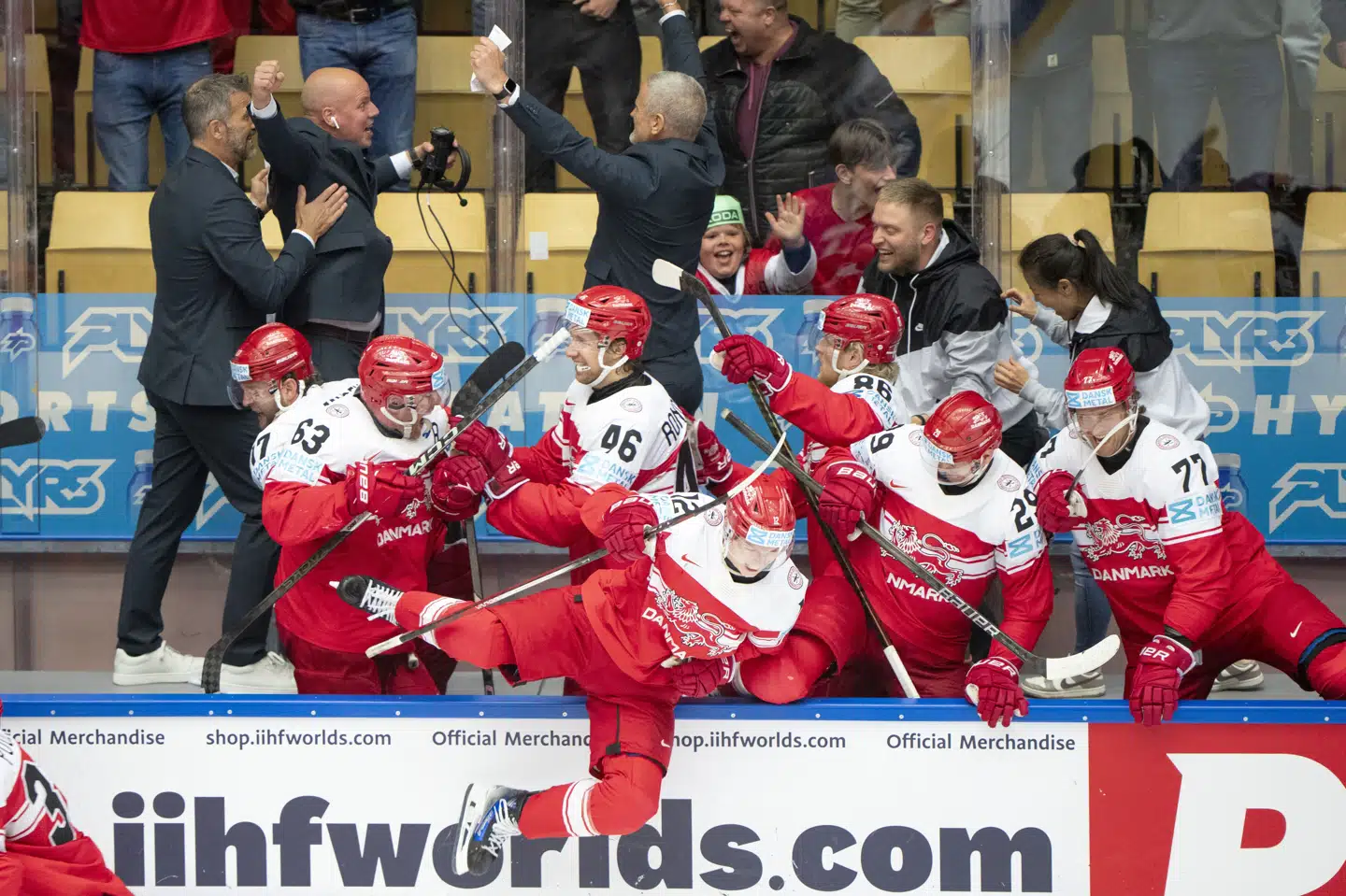 Sejren over Canada i VM-kvartfinalen gav ishockeylandsholdet uvant meget opmærksomhed. Her jubler landstræner Mikael Gath sammen med sin stab og spillerne efter slutsignalet.