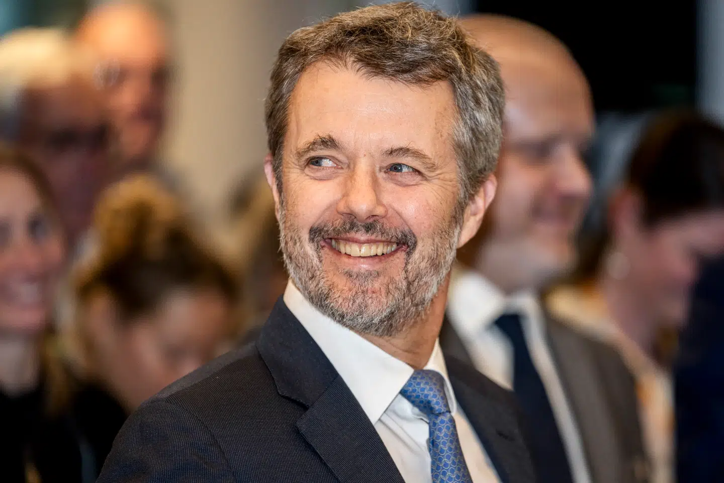 Kong Frederik fylder 57 år mandag.