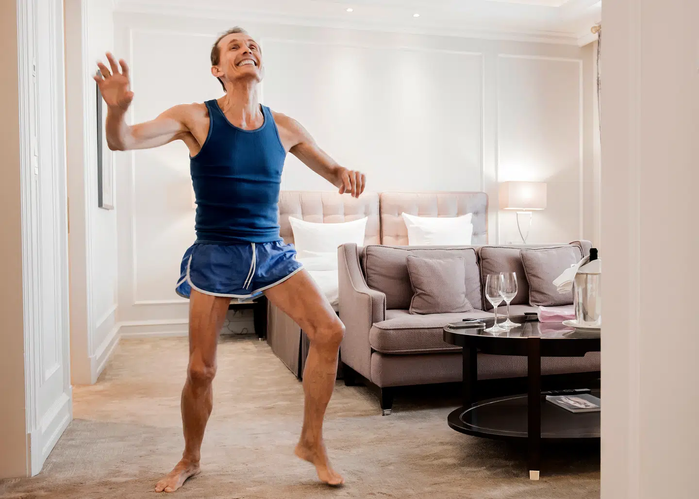 Ole Henriksen fotograferet ved en tidligere lejlighed. Han er kendt som manden bag det internationale hudplejemærke Ole Henriksen og fra et utal af optrædener i bøger og på tv. Nu er han på turné med sit show »Smil til livet«.