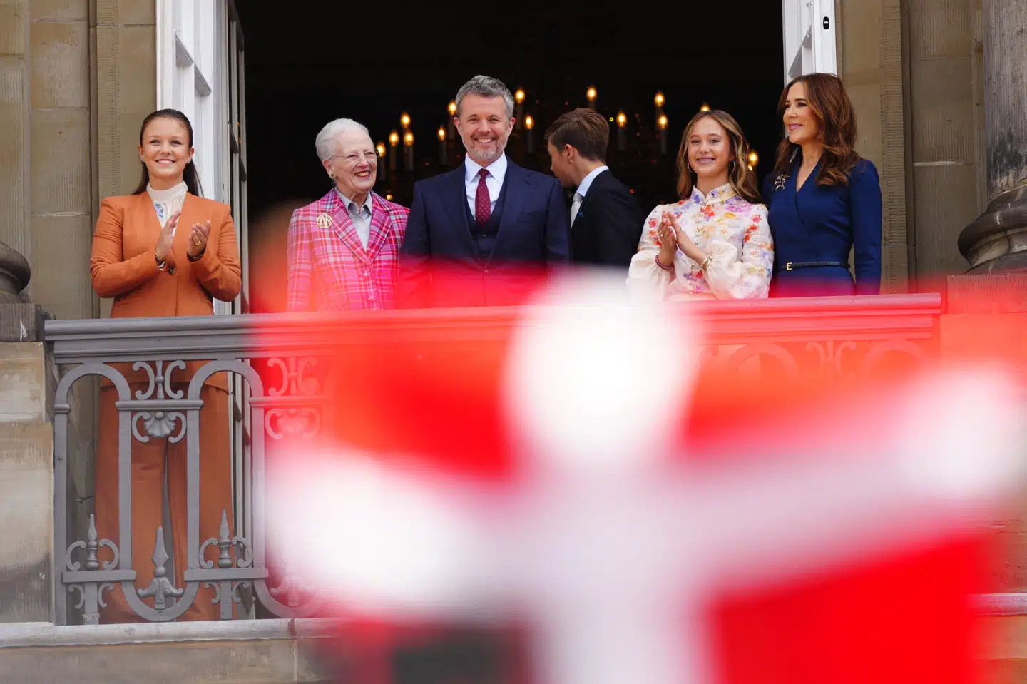 Kong Frederik og familie vinker fra balkonen på Frederik VIII's Palæ i anledning af kongens 57 års fødselsdag på Amalienborg Slot.