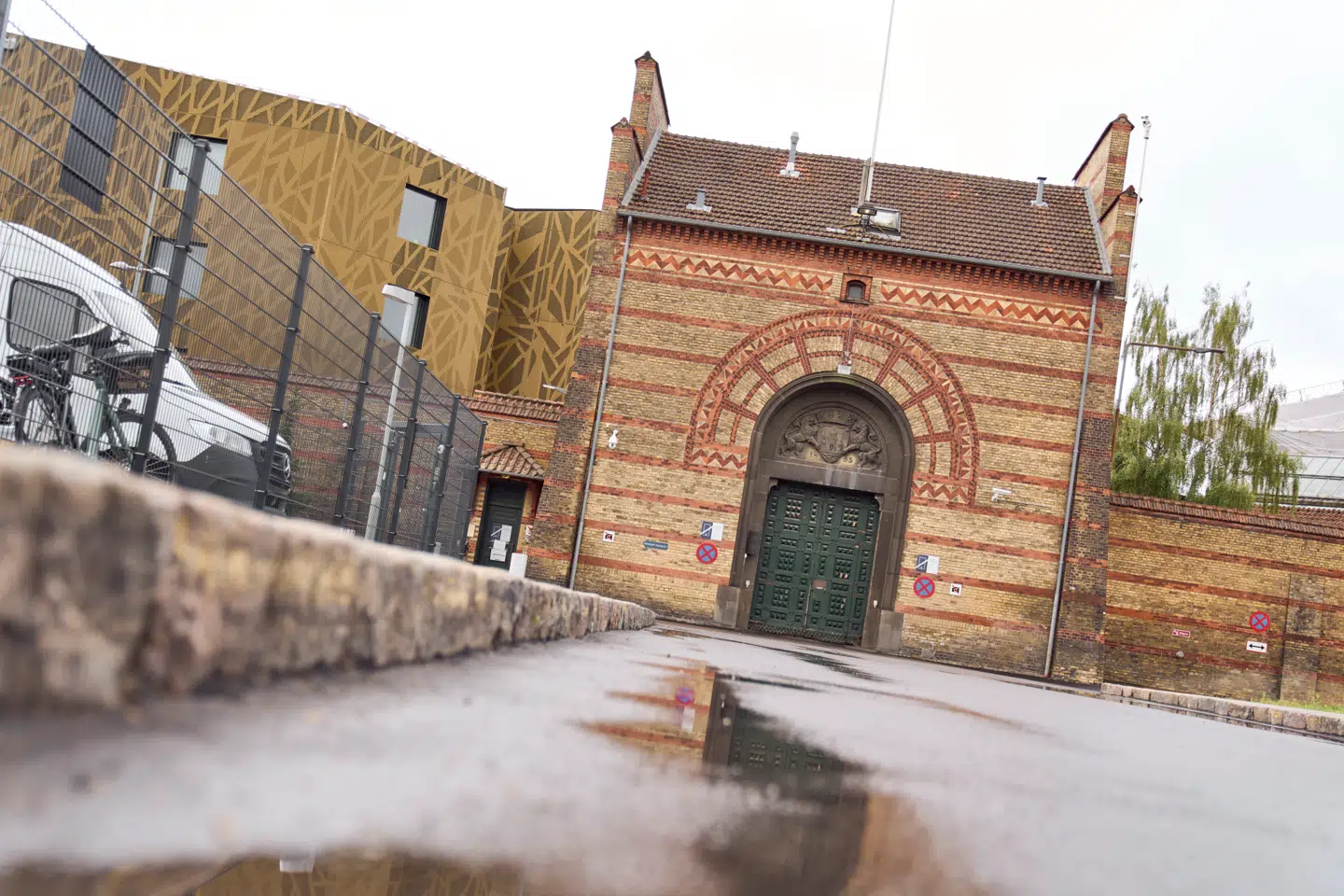 »Vi hører fra regeringen, at det 'ikke må være pladsproblemer, der dikterer vores retspolitik'. Det er et fair synspunkt, men svaret udestår på, hvad vi så gør fra nu af - hvor realiteterne er overbelæg og underbemanding – frem til cellerne er bygget,« skriver Andrew Hjuler Crichton.