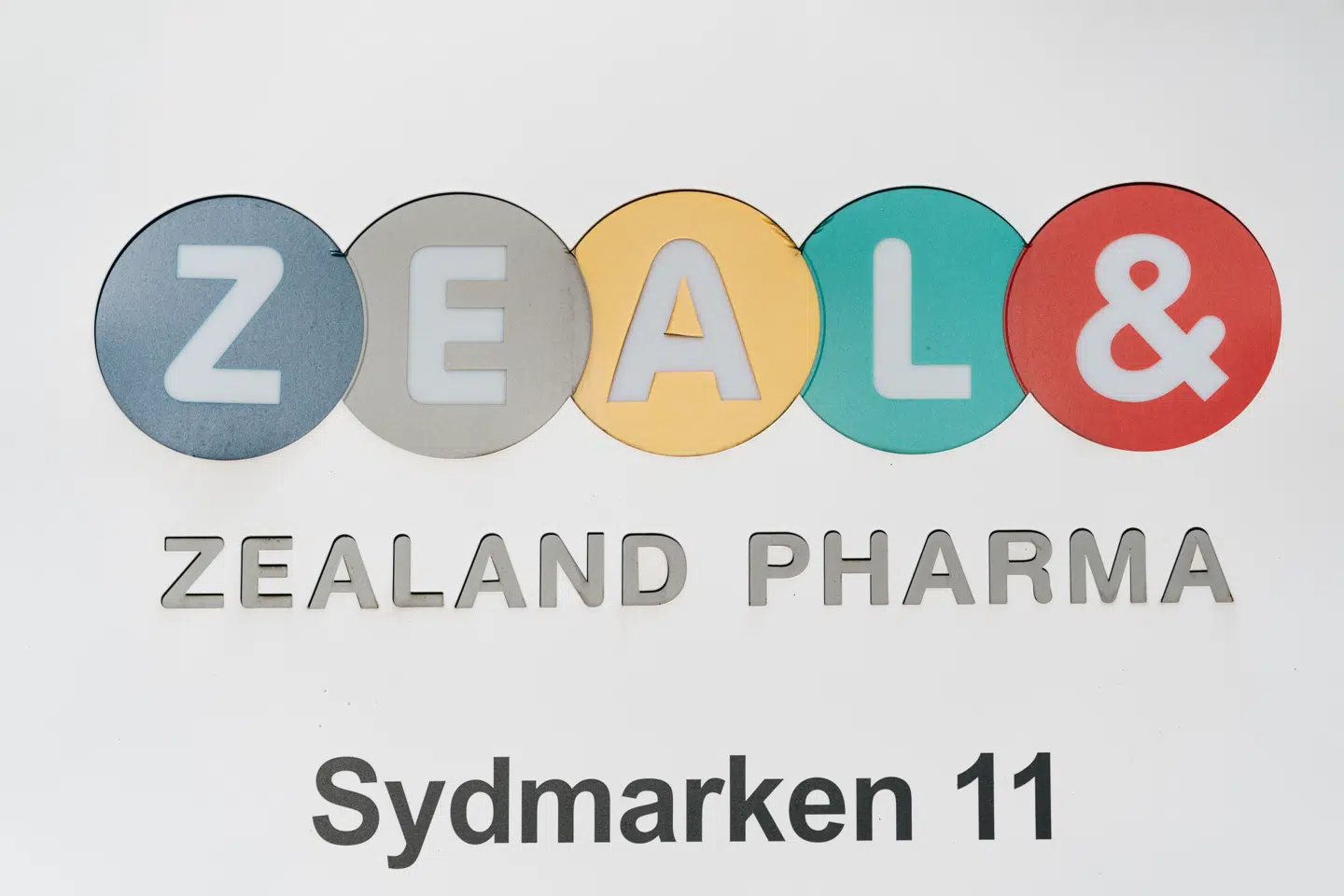 Der er fart på Zealand Pharma-aktien mandag.