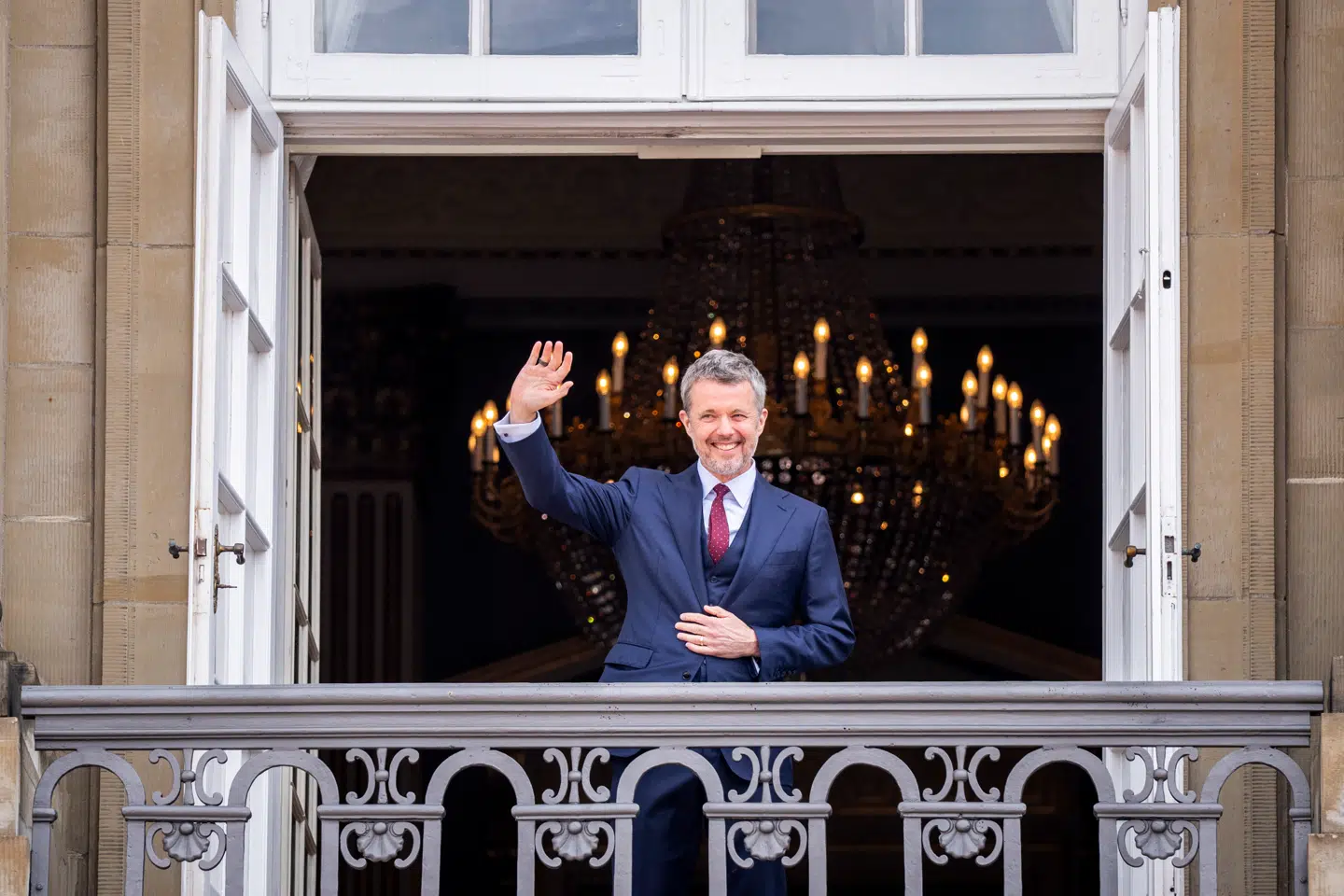 Kong Frederik, da han vinkede fra balkonen på Frederik VIII's Palæ i anledning af sin 57 års fødselsdag.
