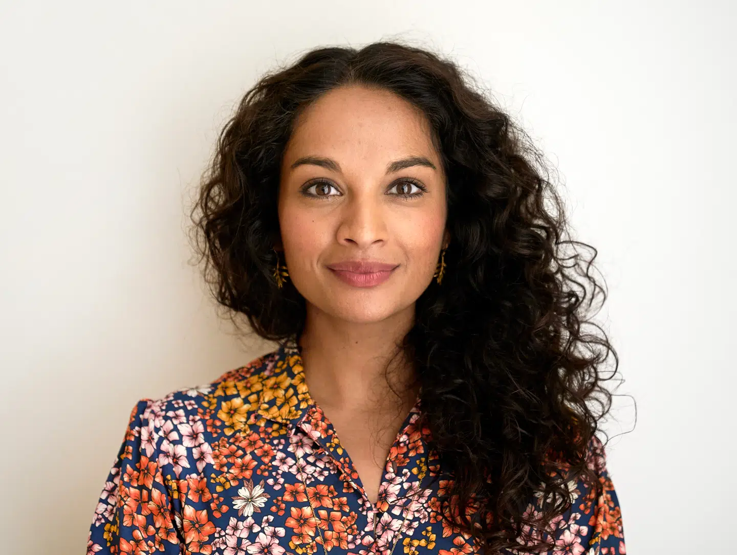 »Du må gerne bruge Botox og filler, og du må gerne få en mommy makeover efter tre graviditeter. Men vær ærlig!« skriver Neela Maria Sris.