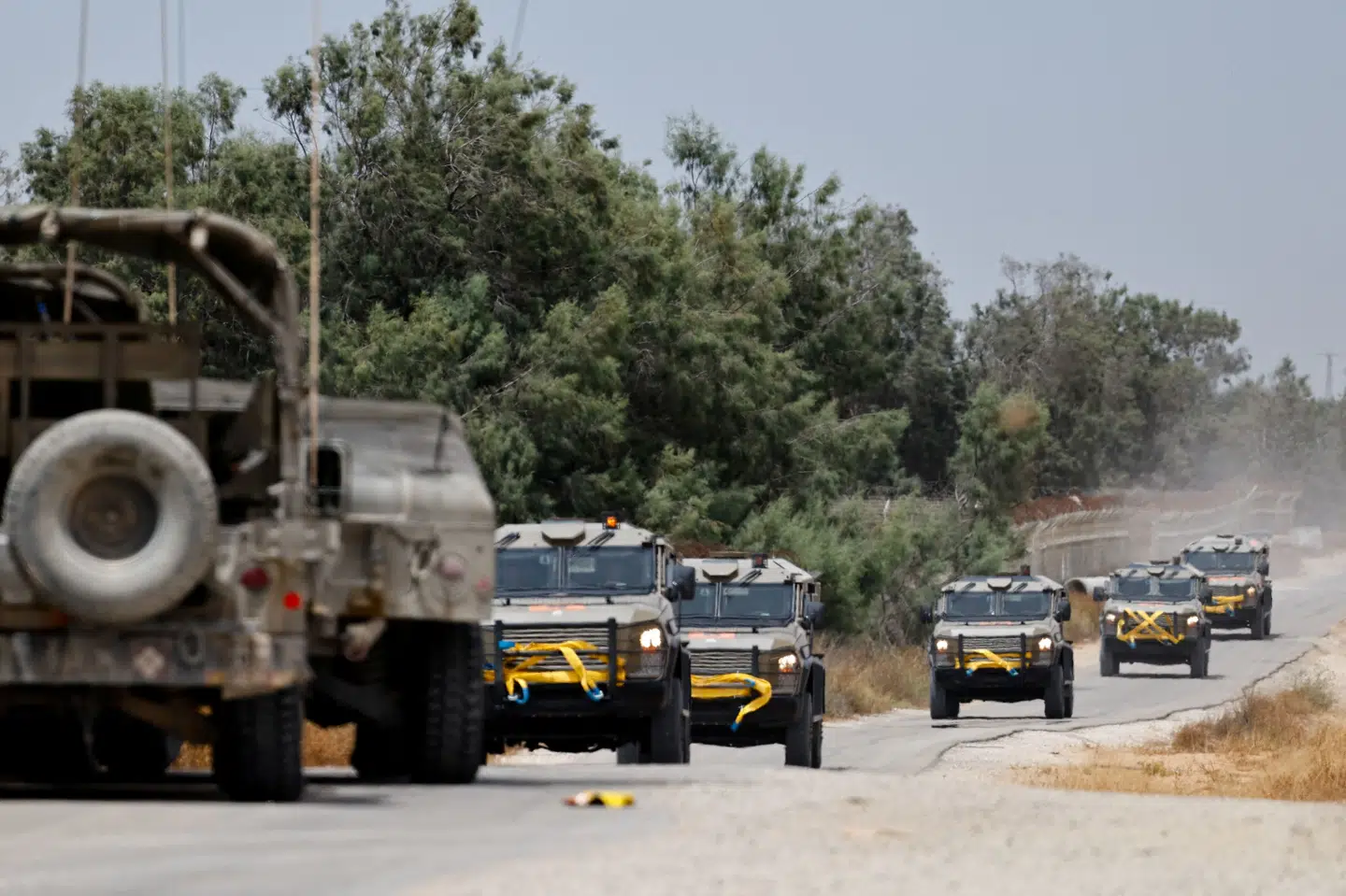 Militærkøretøjer fra Israel kører langs grænsen mellem Israel og Gaza.