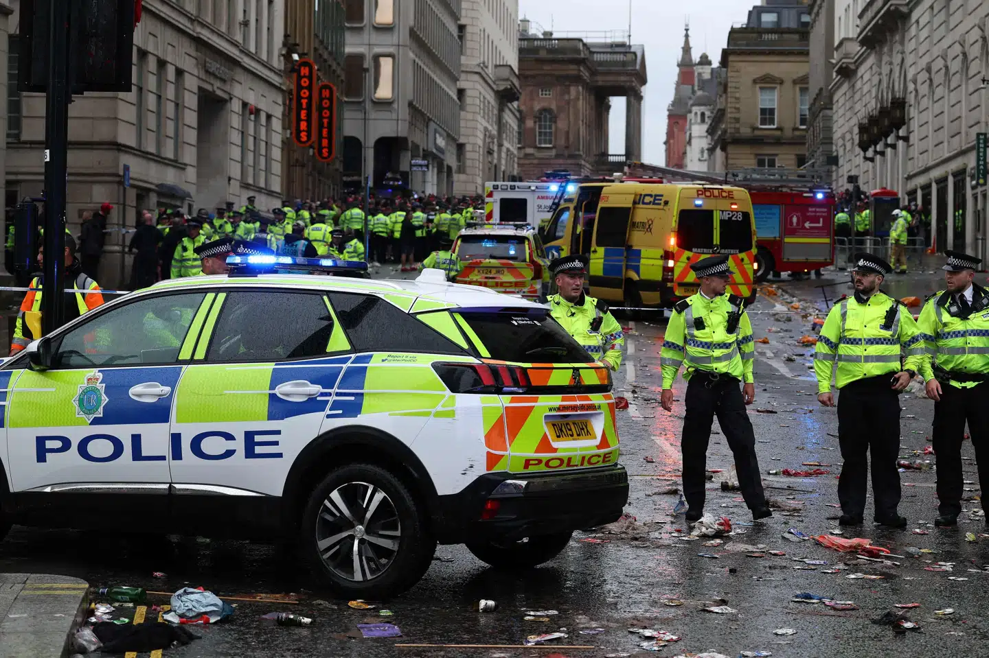 Betjente står vagt i Liverpool efter påkørsel af mennesker.