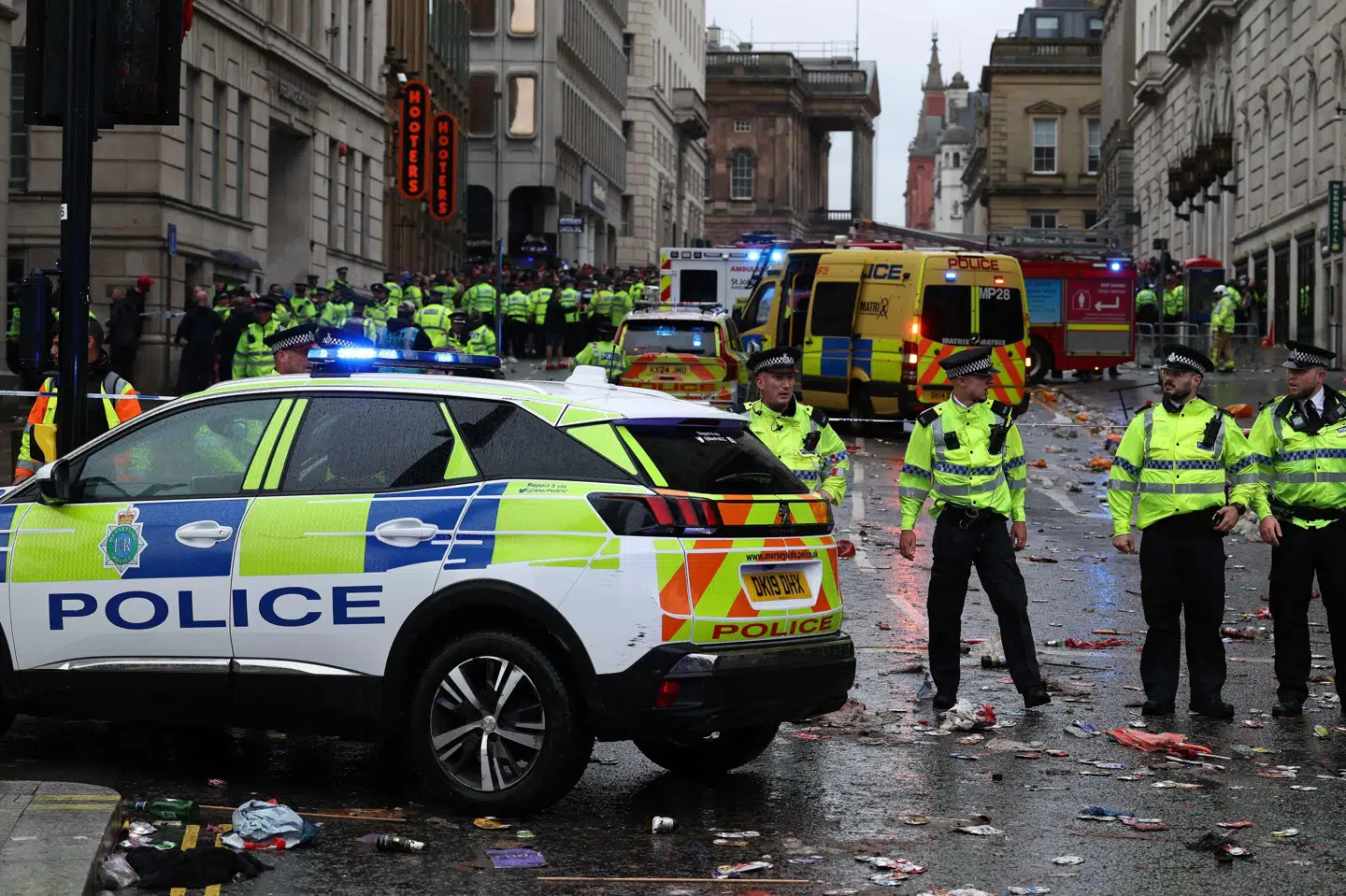 Betjente står vagt i Liverpool efter påkørsel af mennesker.