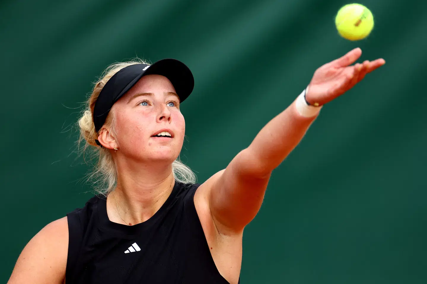 Clara Tauson tabte andet sæt, men danskeren gik videre med en sejr i tre sæt over polakken Magda Linette i første runde af French Open.