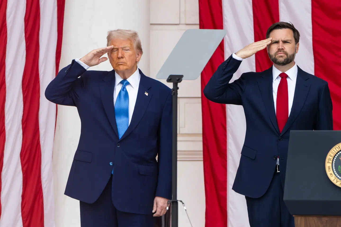 Donald Trump og J.D. Vance på den store Arlington-kirkegård i forbindelse med den amerikanske Memorial Day mandag.