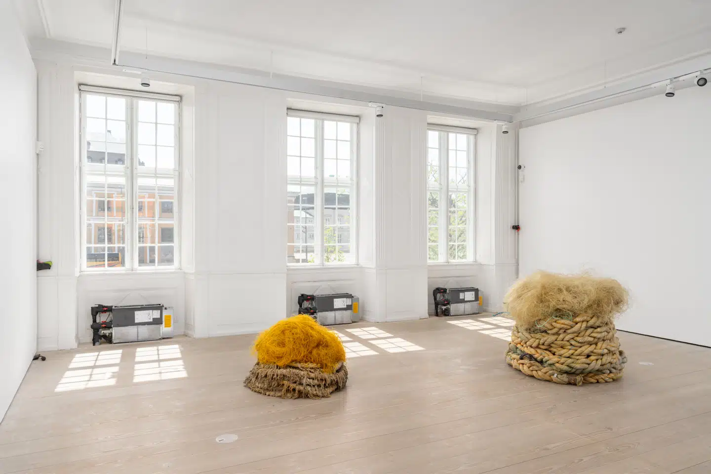 Er det teknik eller kunst? Og hvad laver de sko der? Nanna Abells udstilling er fuld af spørgsmål, man ikke skal prøve at besvare.