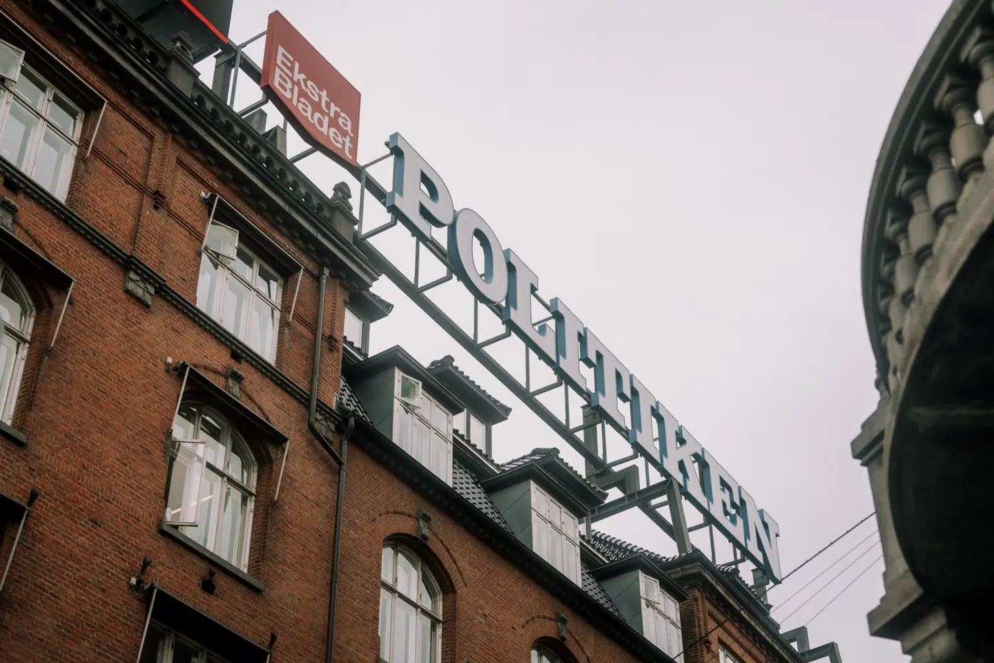 Politikens medarbejdere har adgang til et ai-system. Men det blev brugt forkert, og nu beklager avisens chefredaktør fejlene.