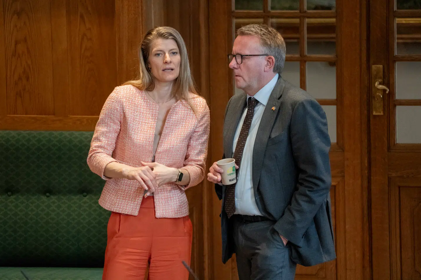 Ane Halsboe-Jørgensen (S) »insisterer på at indføre tåbelige regler, der rammer danskere i udlandet«, skriver Jarl Cordua. Her står hun sammen med erhvervsminister Morten Bødskov (S) til Folketingets afslutningsdebat.